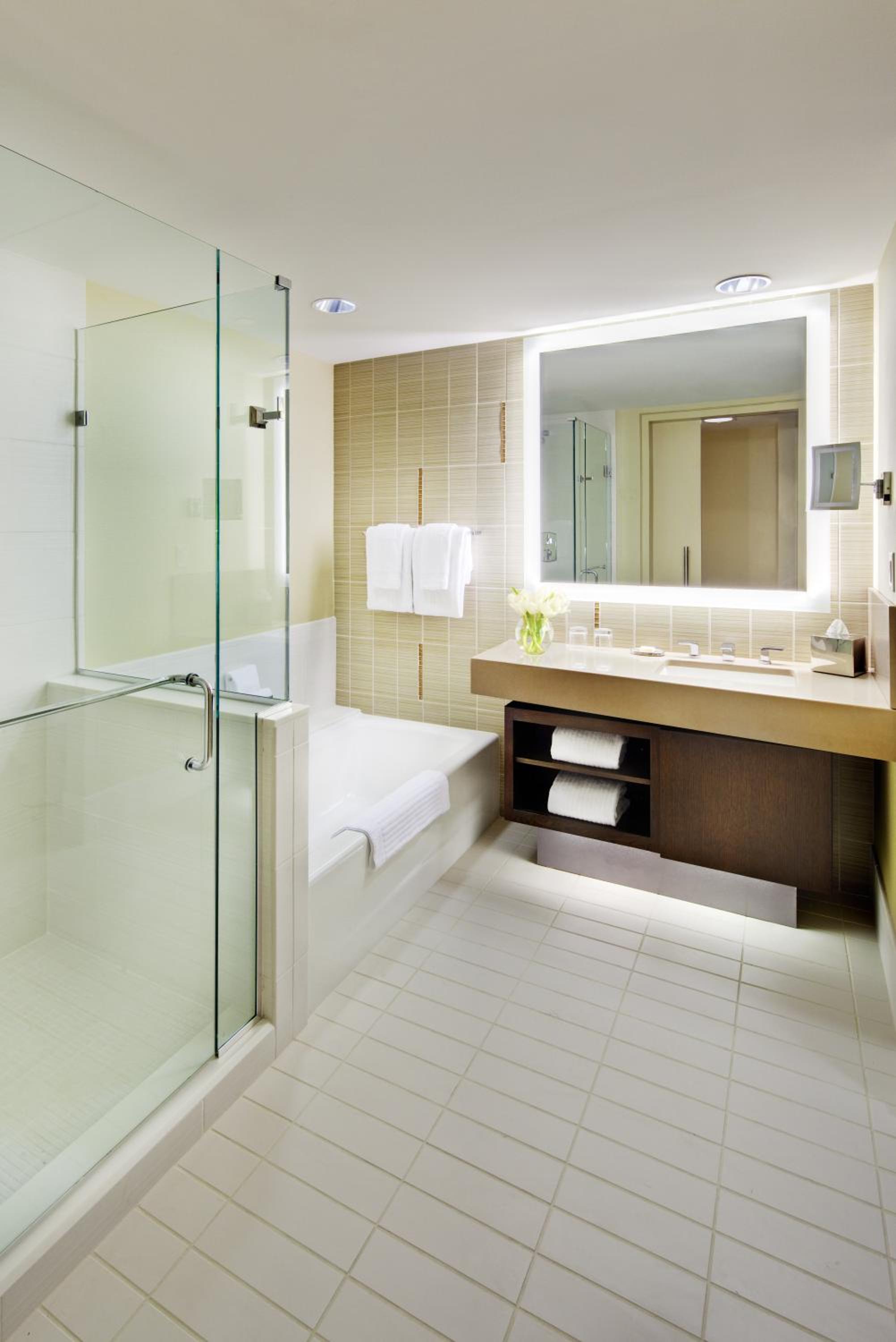 Deluxe King Room with Mount Washington View - Photo 3