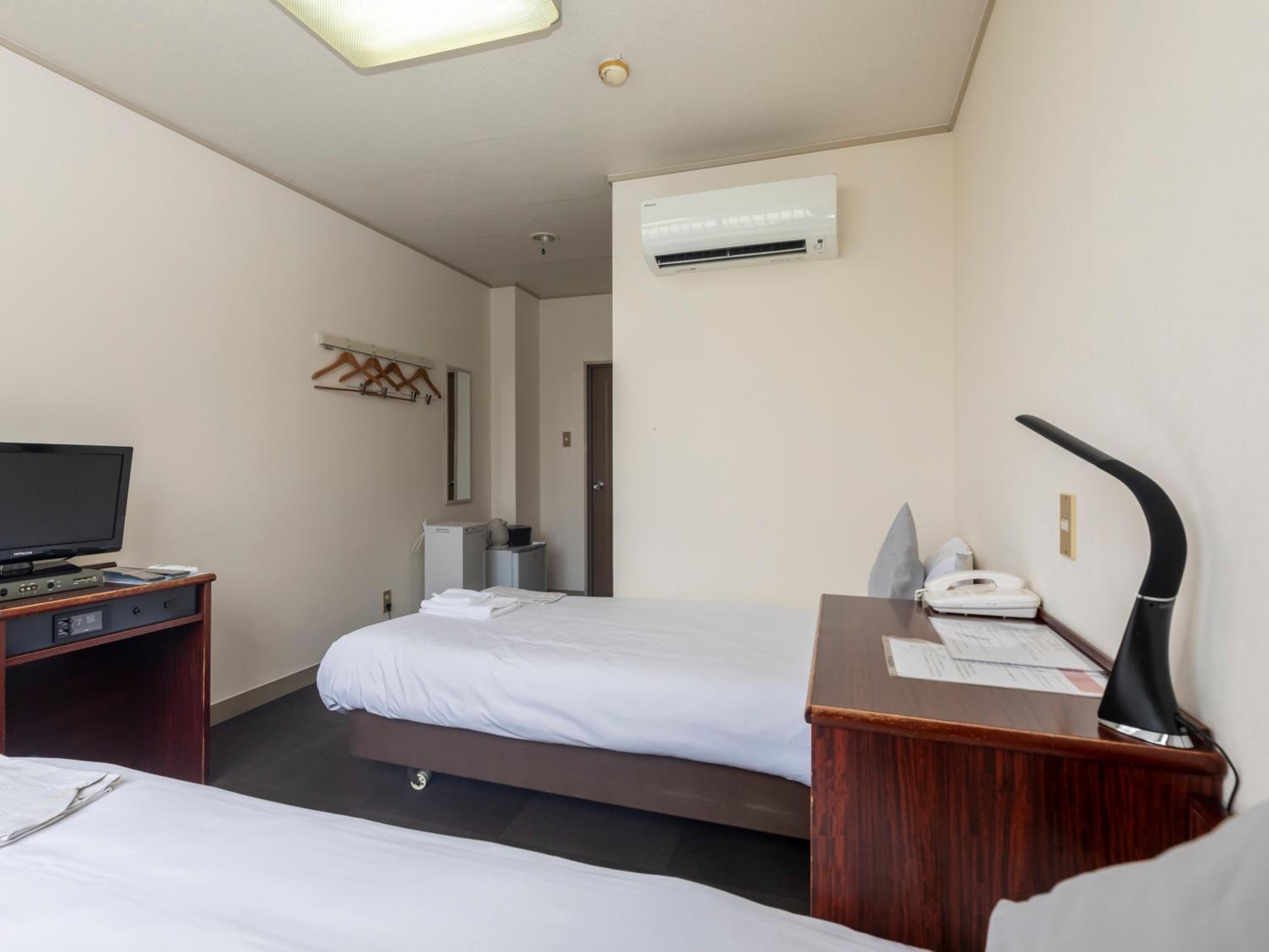 Twin Room - Smoking - Photo 15
