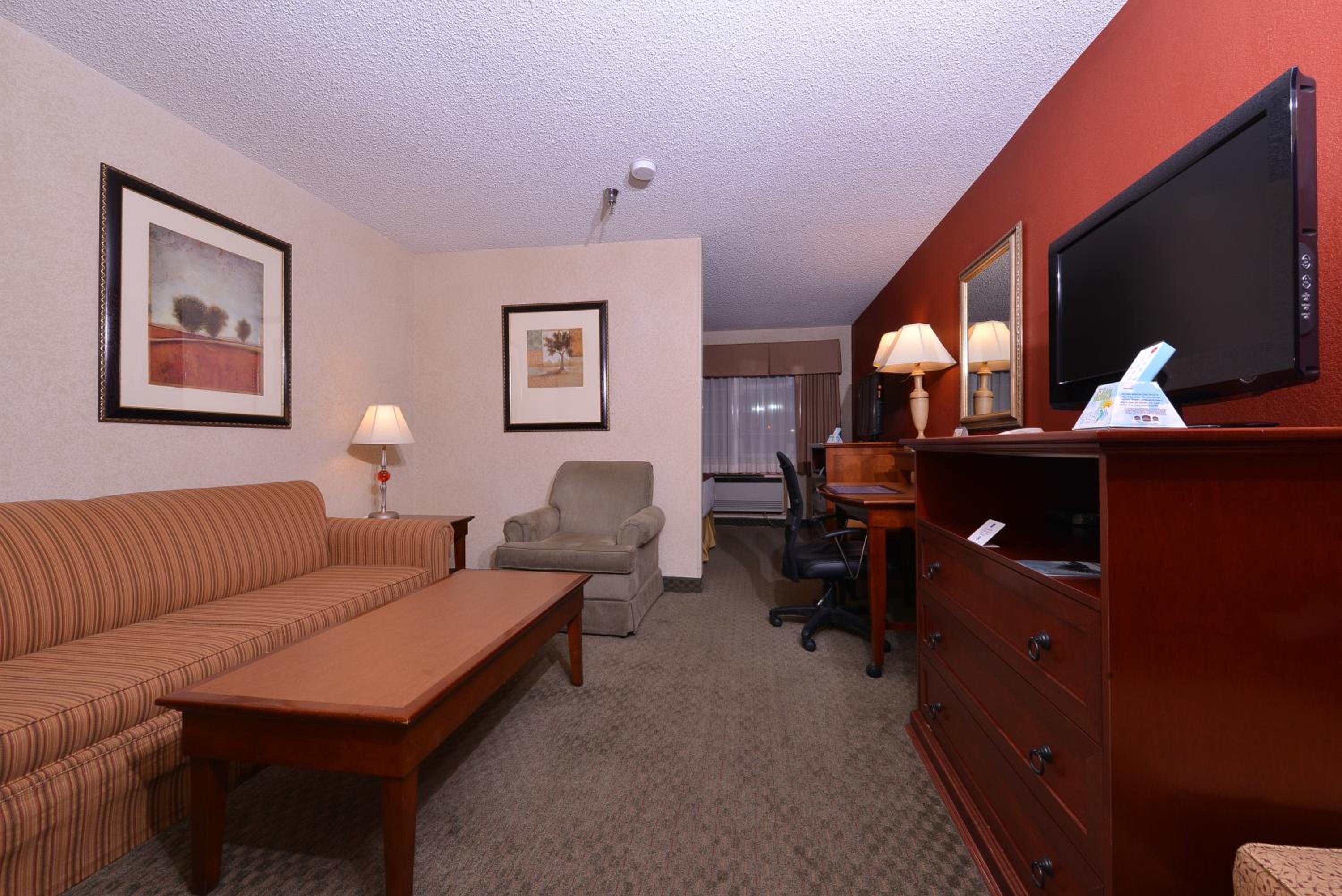 Junior King Suite - Non-Smoking - Photo 3