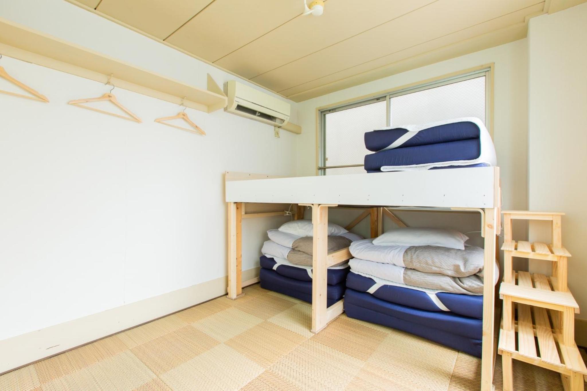 Economy Triple Room with Shared Bathroom thumbnail 5