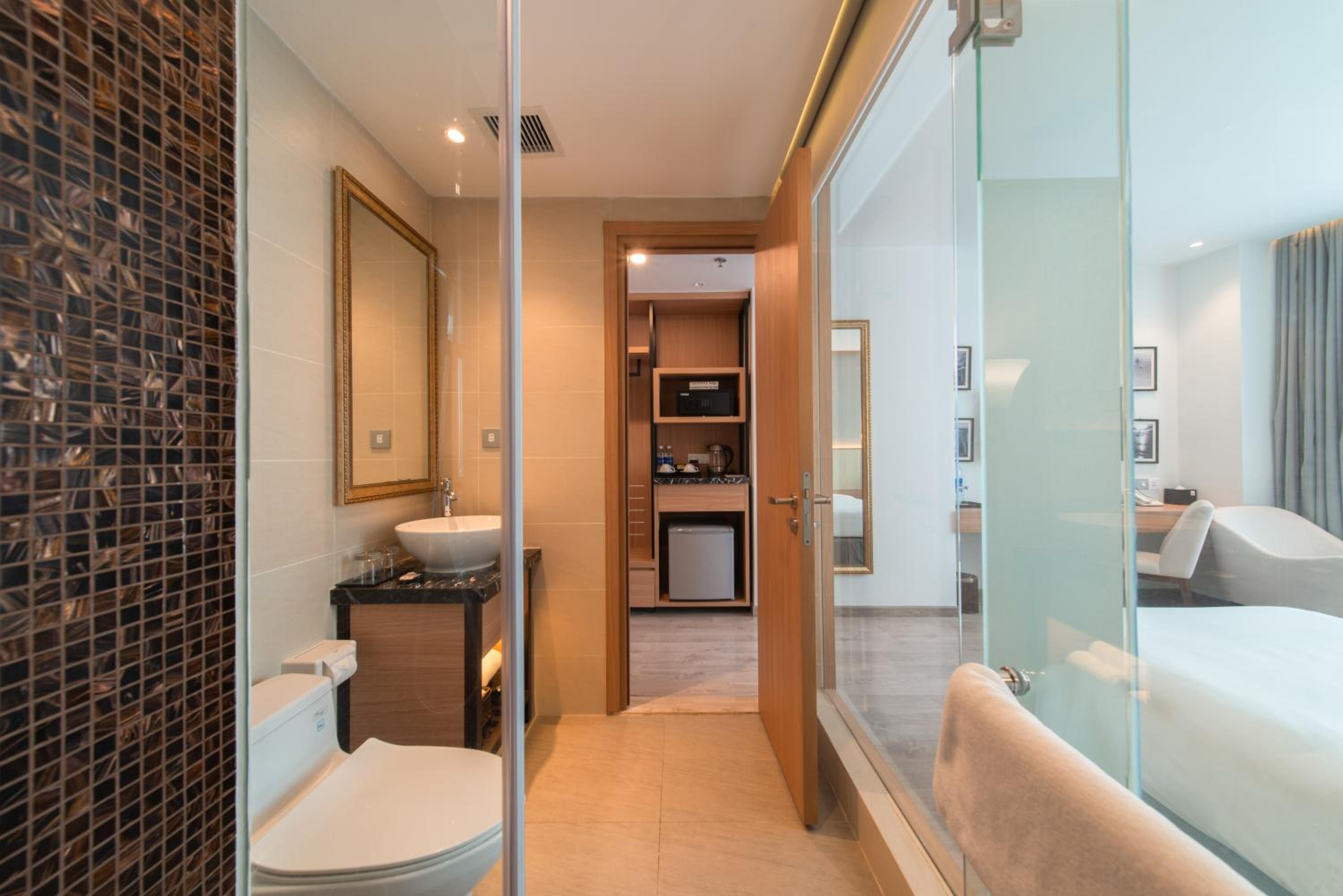 Superior Twin Room with City View - Photo 9
