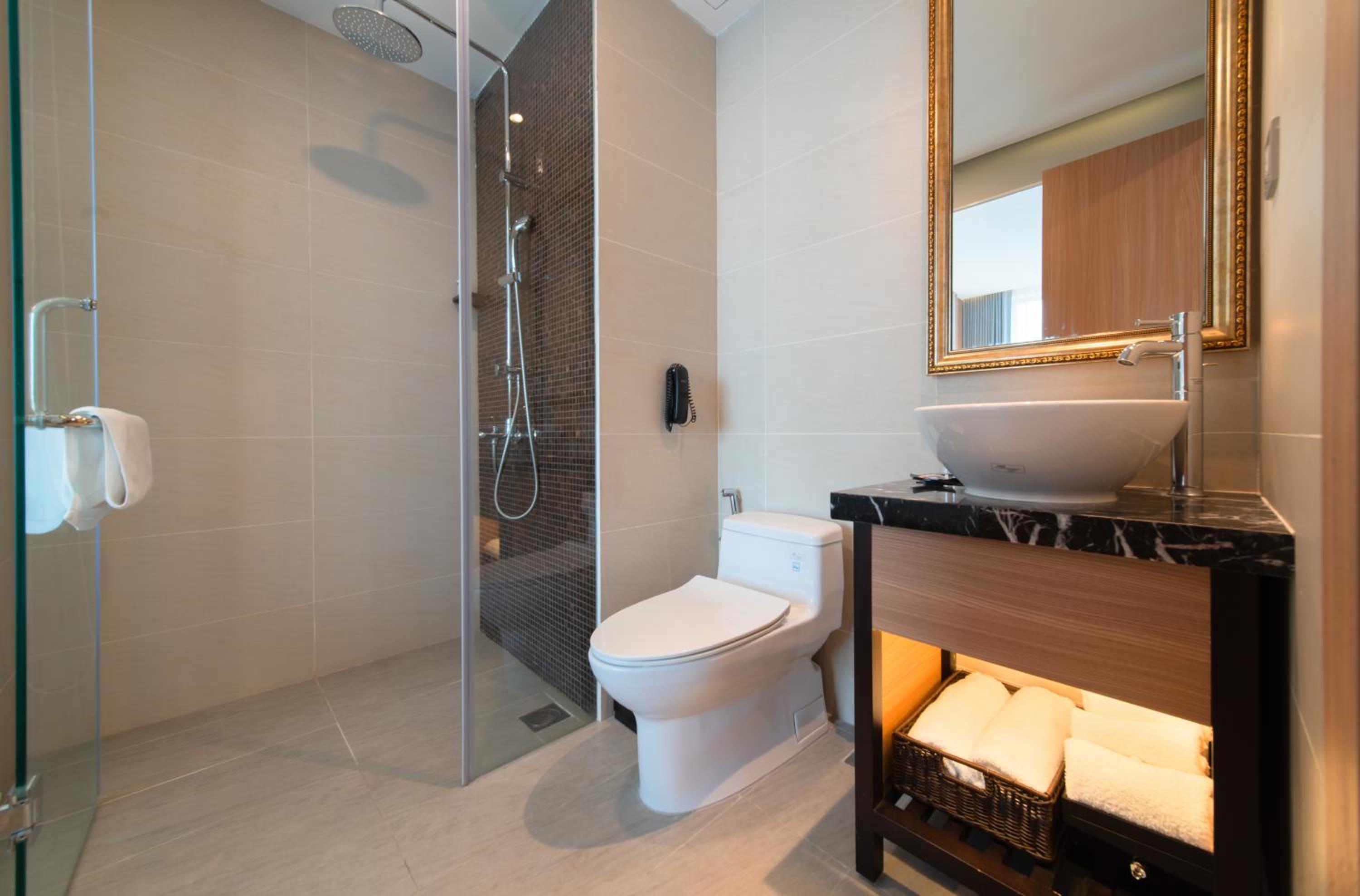 Superior Twin Room with City View - Photo 10