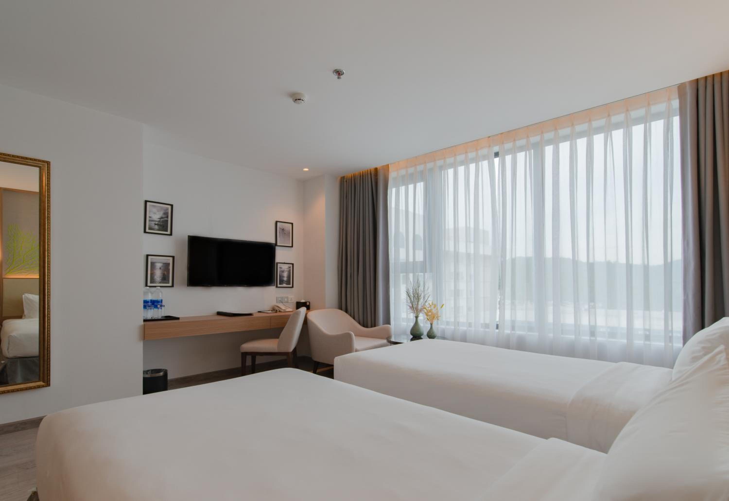 Superior Twin Room with City View - Photo 2