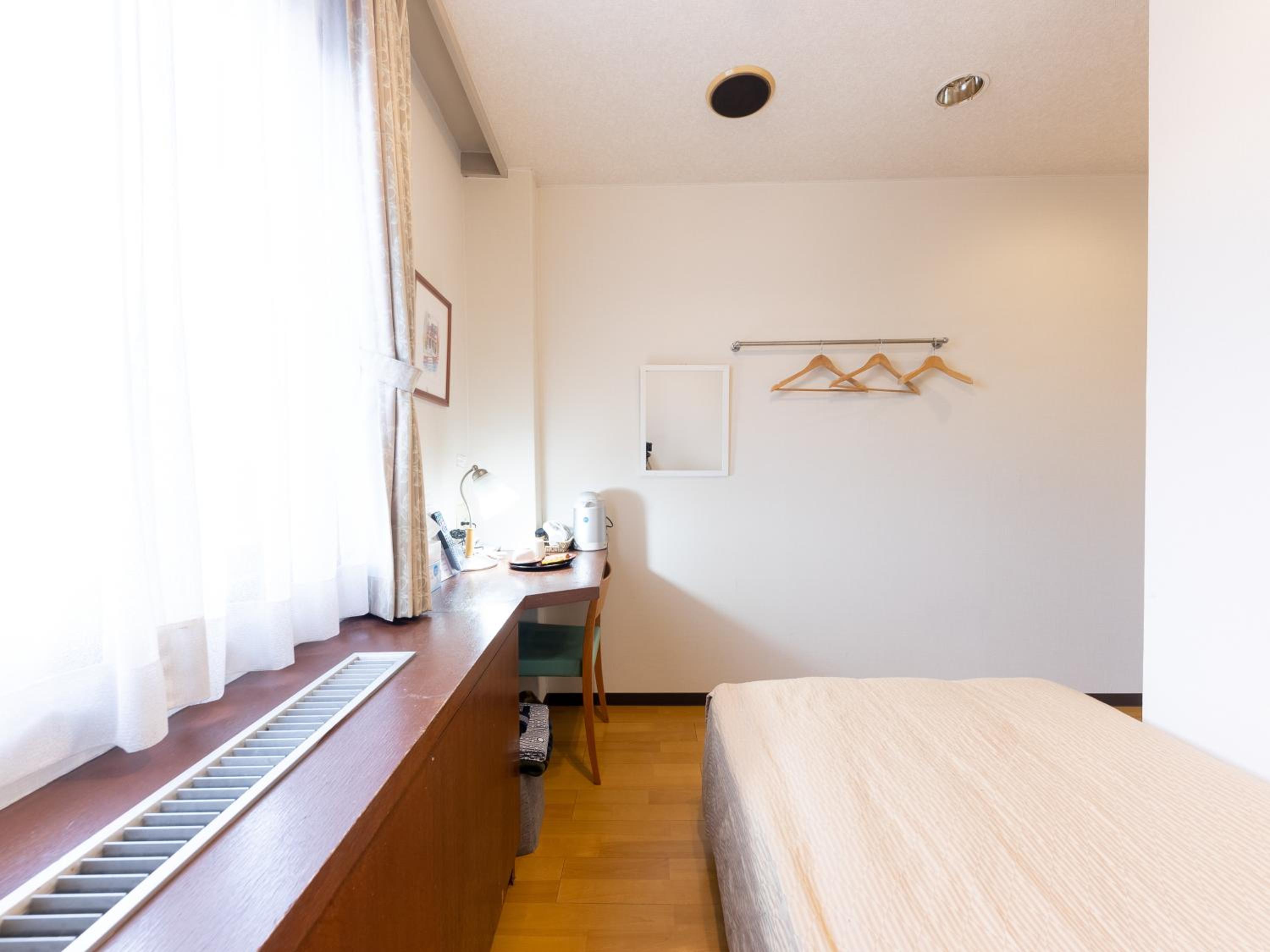Single Room - Smoking photo 3