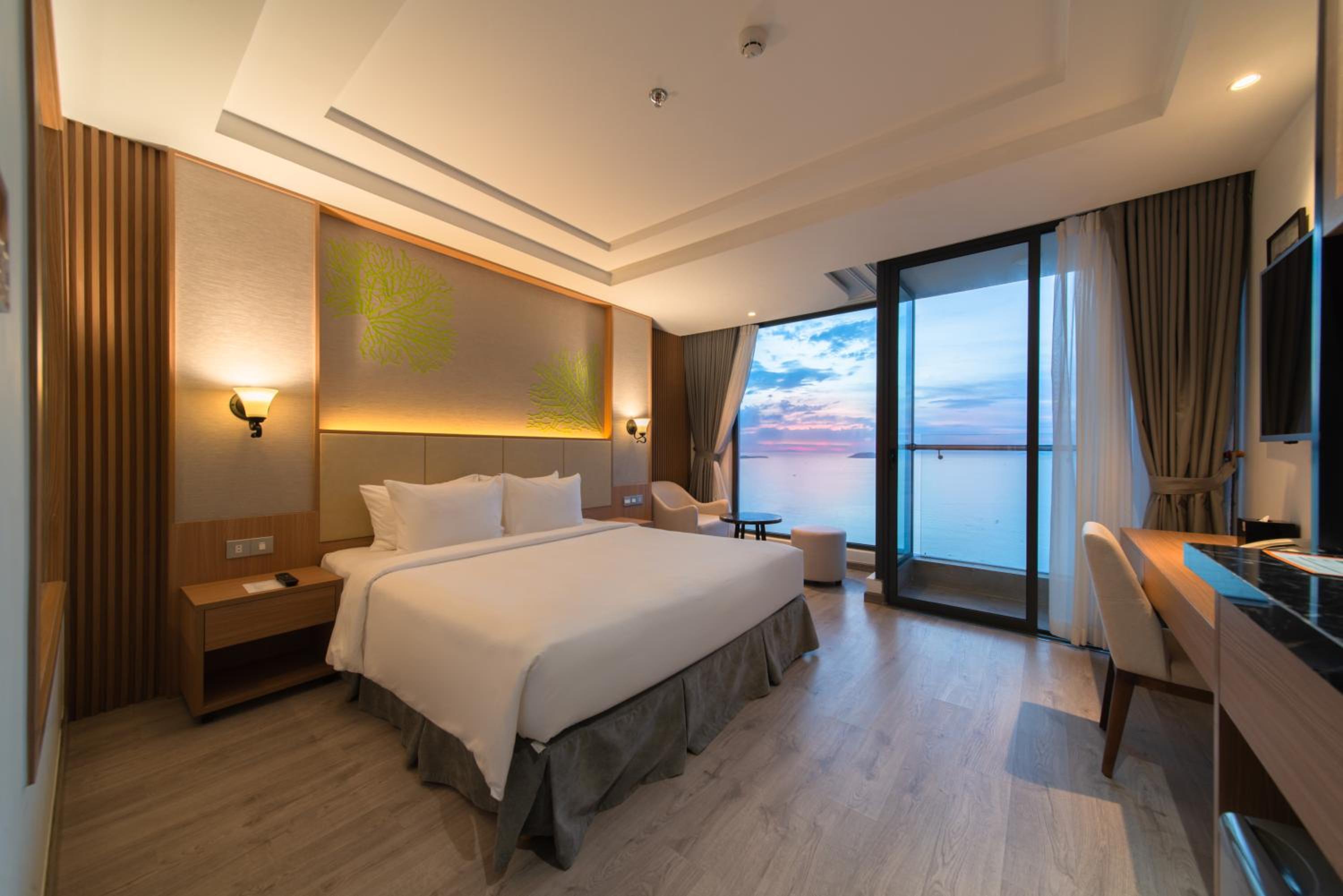Premier Deluxe Double Room with Balcony and Ocean View - Photo 7