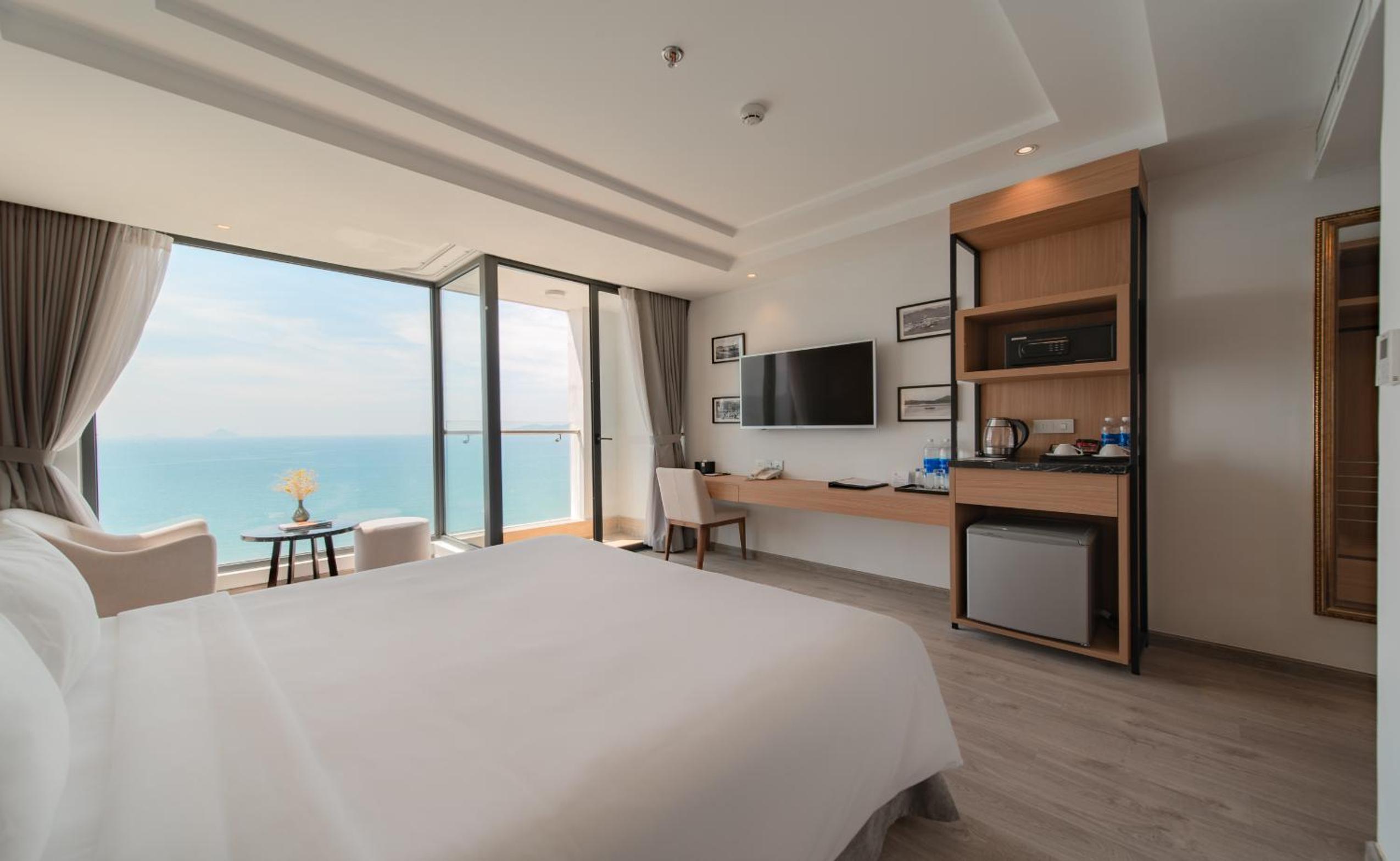Premier Deluxe Double Room with Balcony and Ocean View - Photo 2