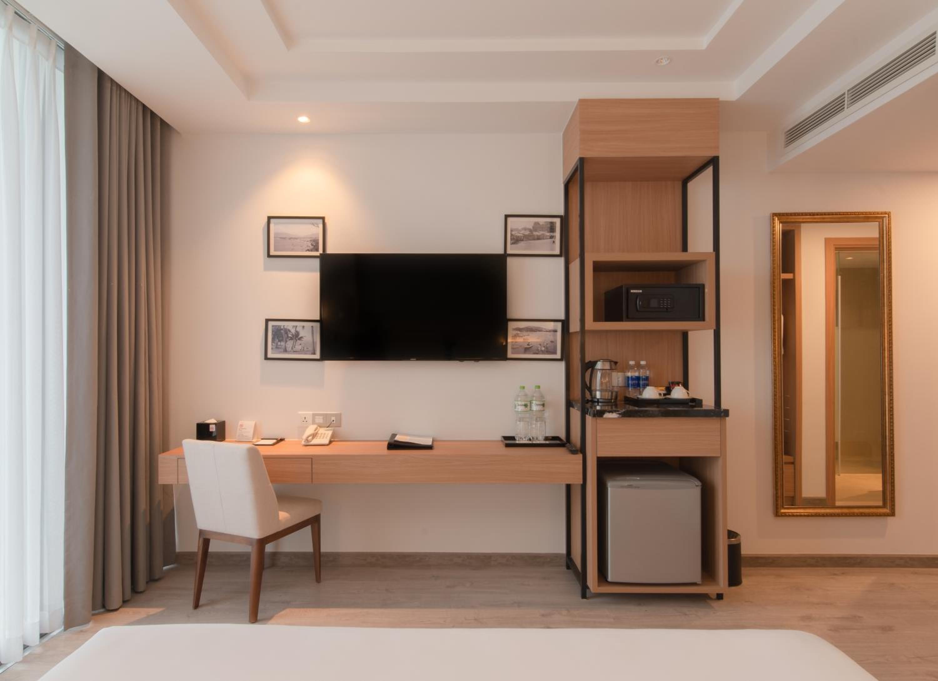 Premier Deluxe Double Room with Balcony and Ocean View - Photo 8