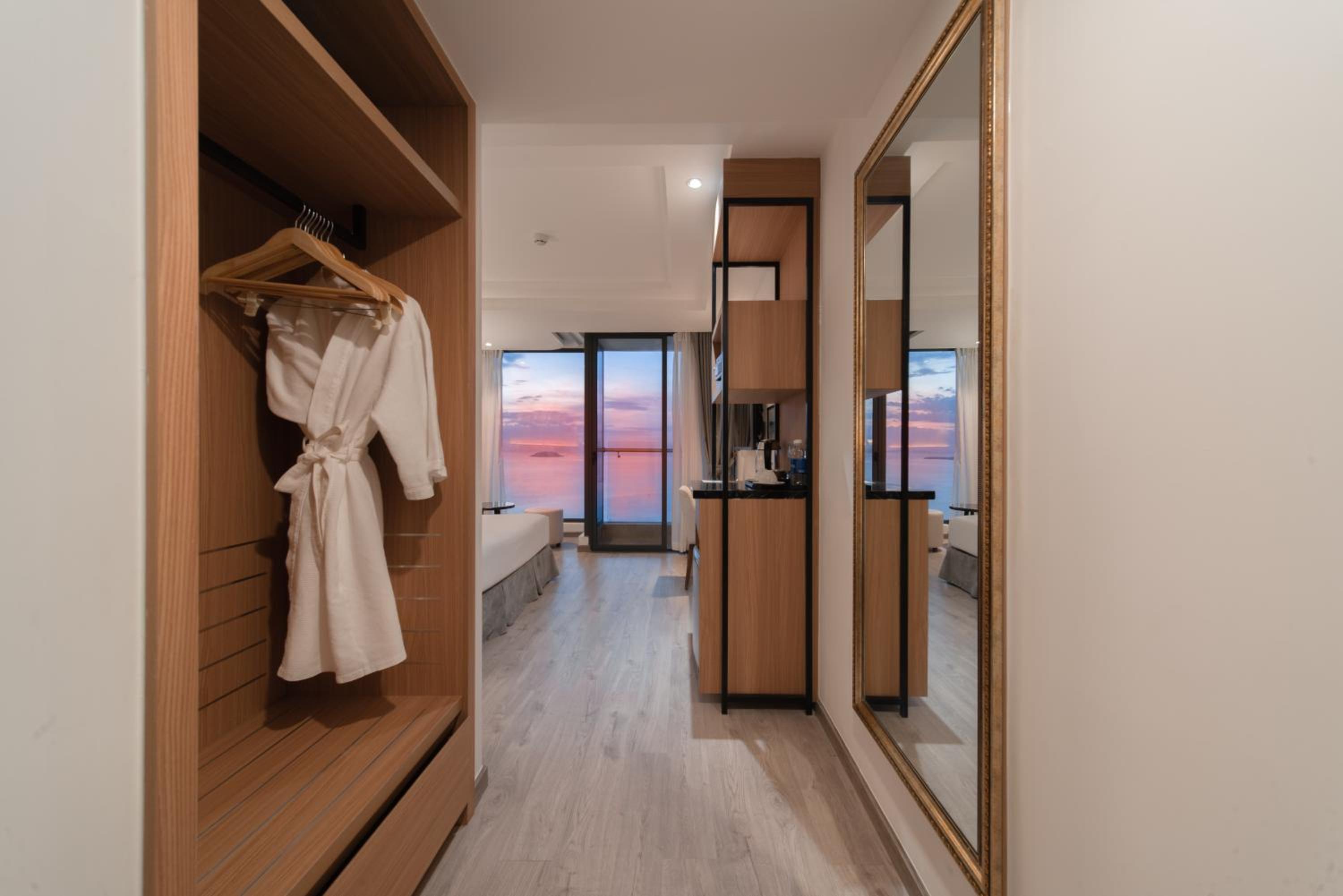 Premier Deluxe Double Room with Balcony and Ocean View - Photo 13