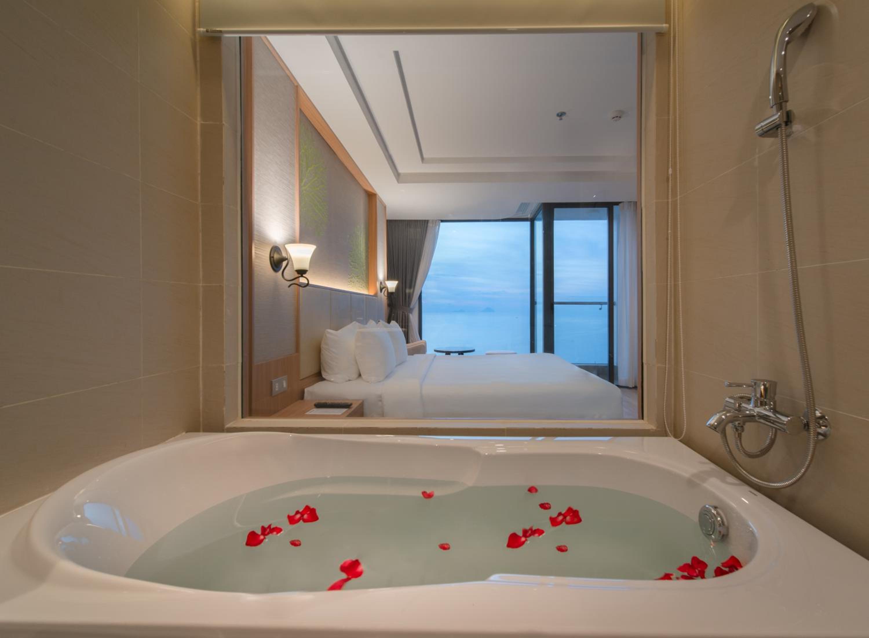 Premier Deluxe Double Room with Balcony and Ocean View - Photo 12