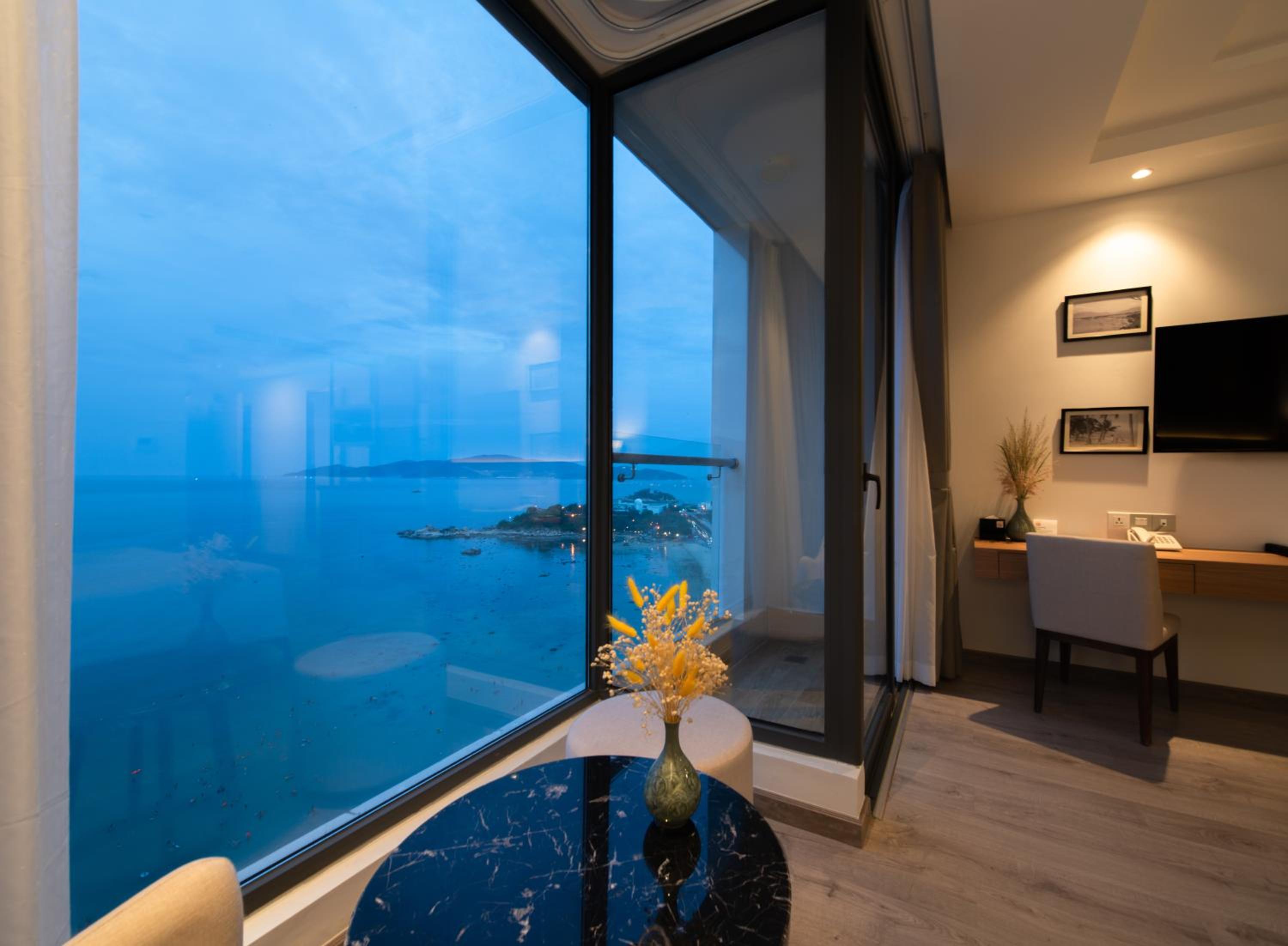 Premier Deluxe Double Room with Balcony and Ocean View - Photo 10