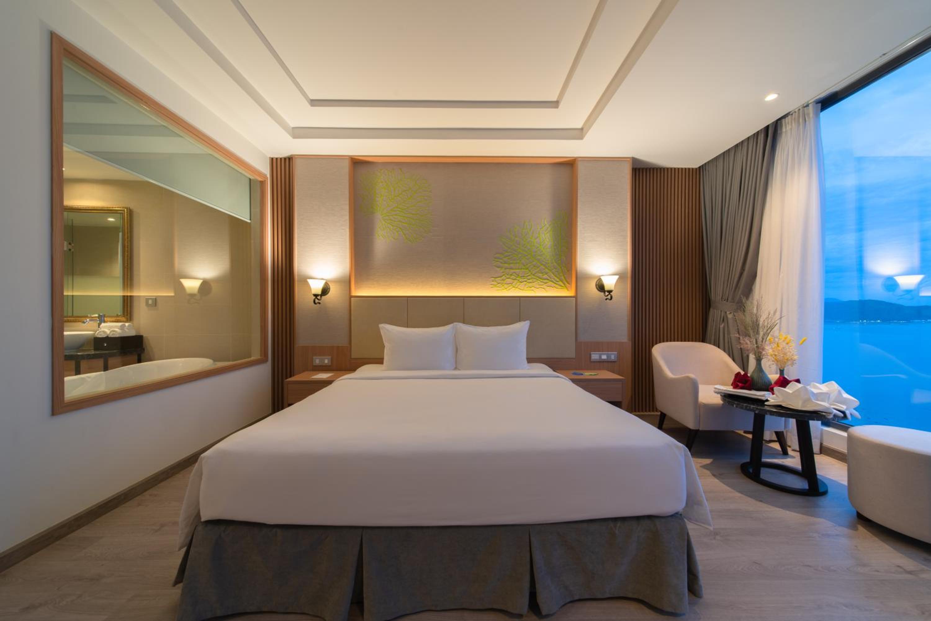 Premier Deluxe Double Room with Balcony and Ocean View - Photo 9