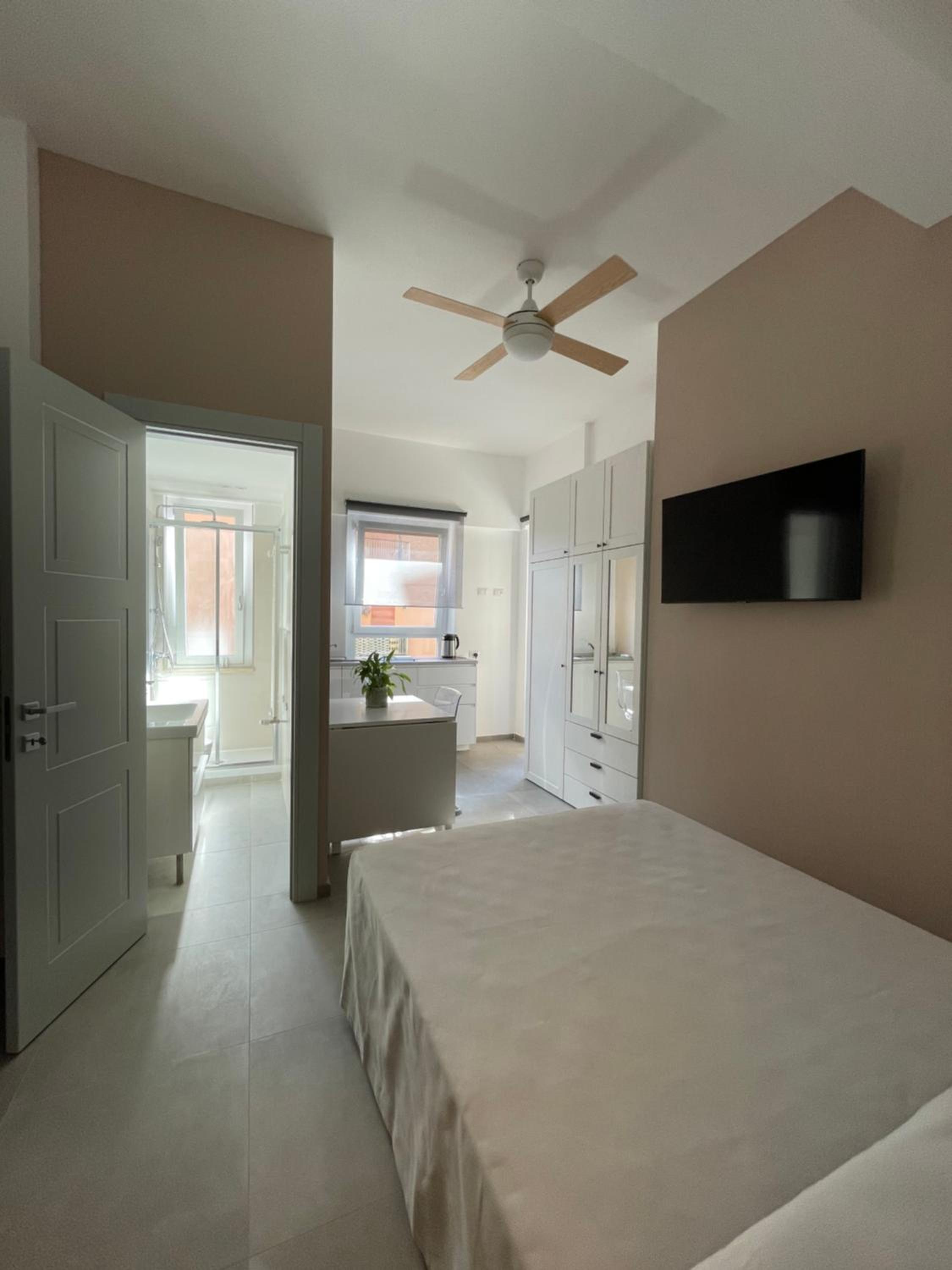 Single Room with Private Bathroom photo 3