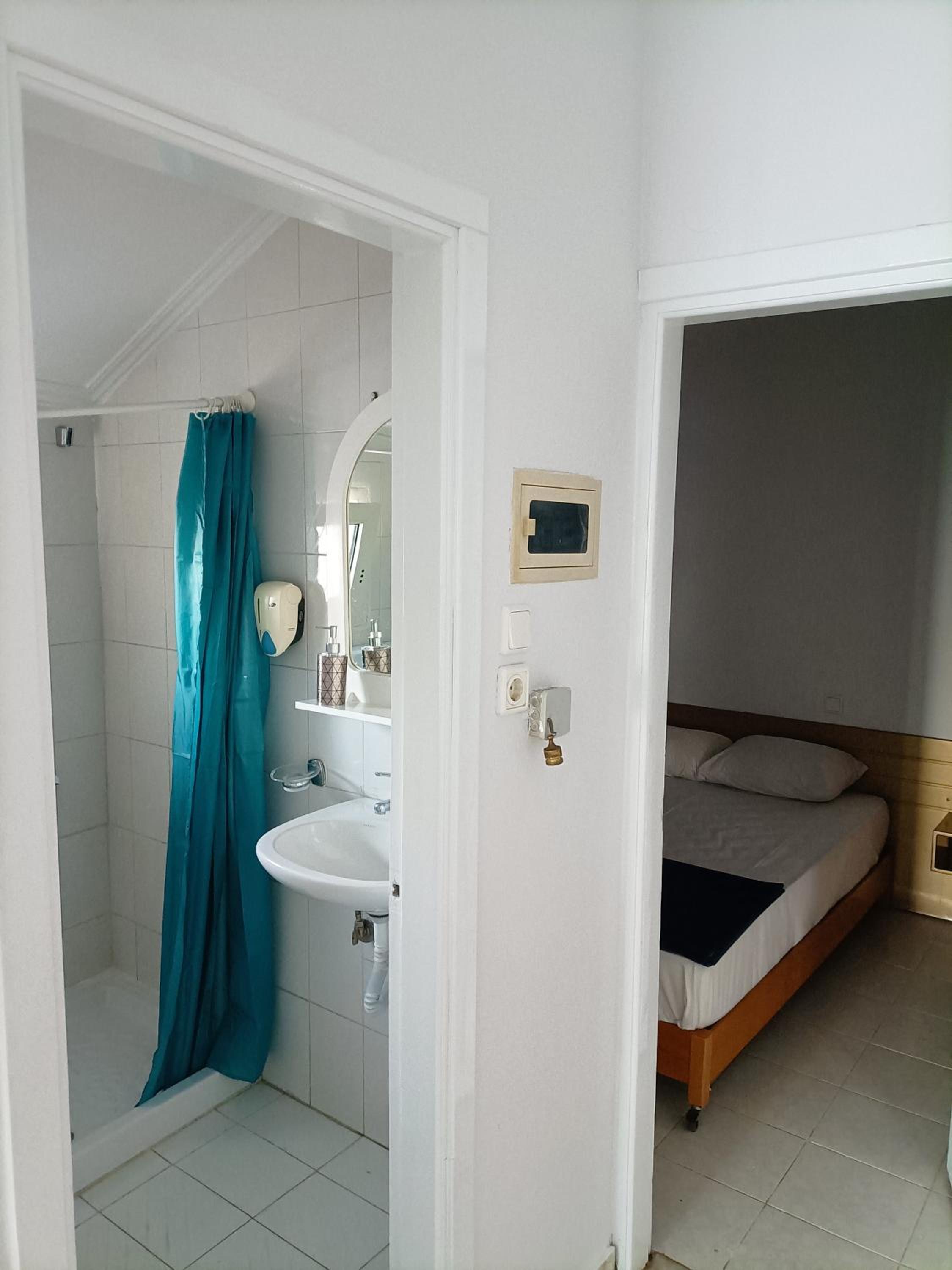 Deluxe Suite with Sea View - Photo 21