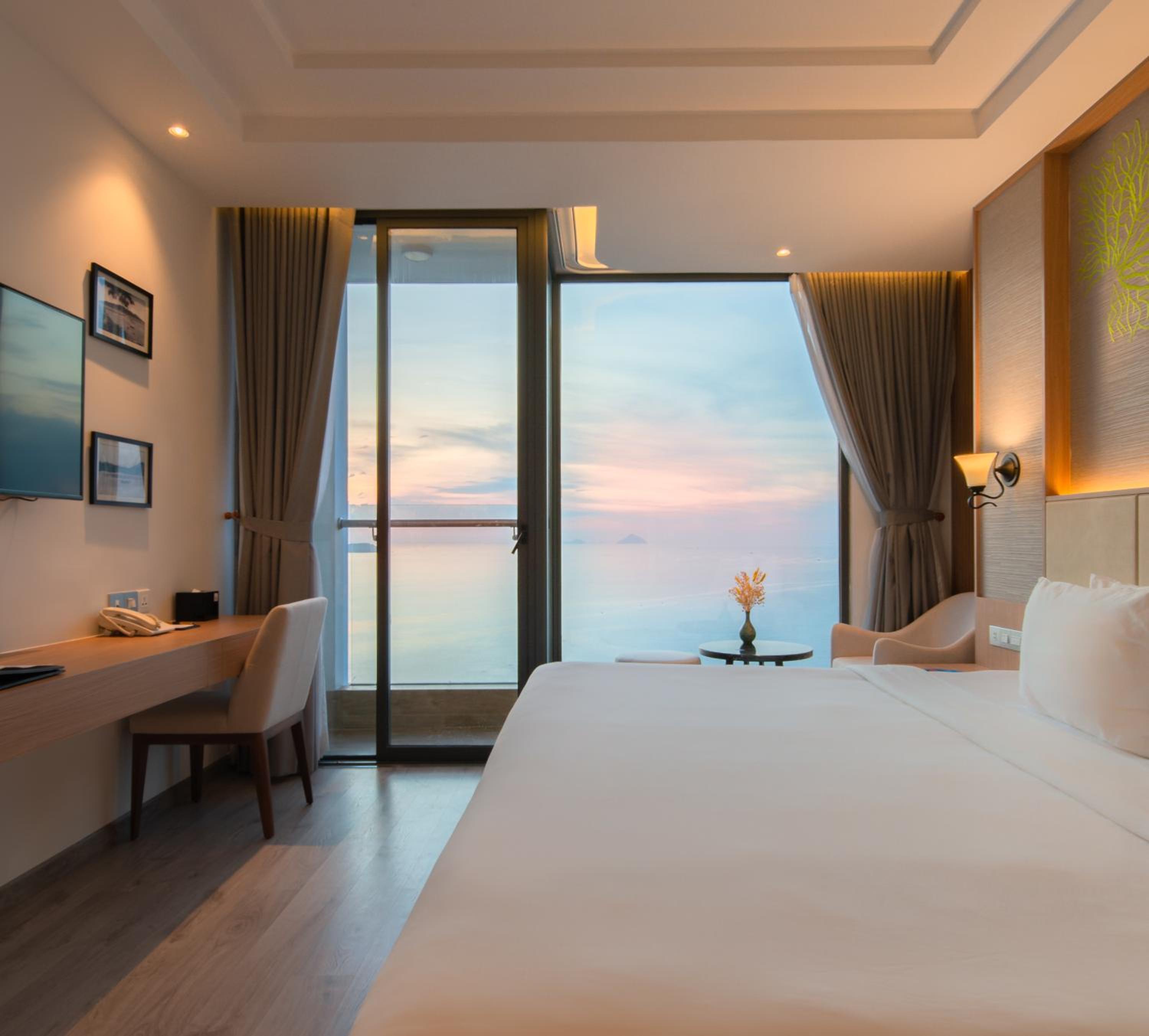 Deluxe Double Room with Balcony and Ocean View photo 2