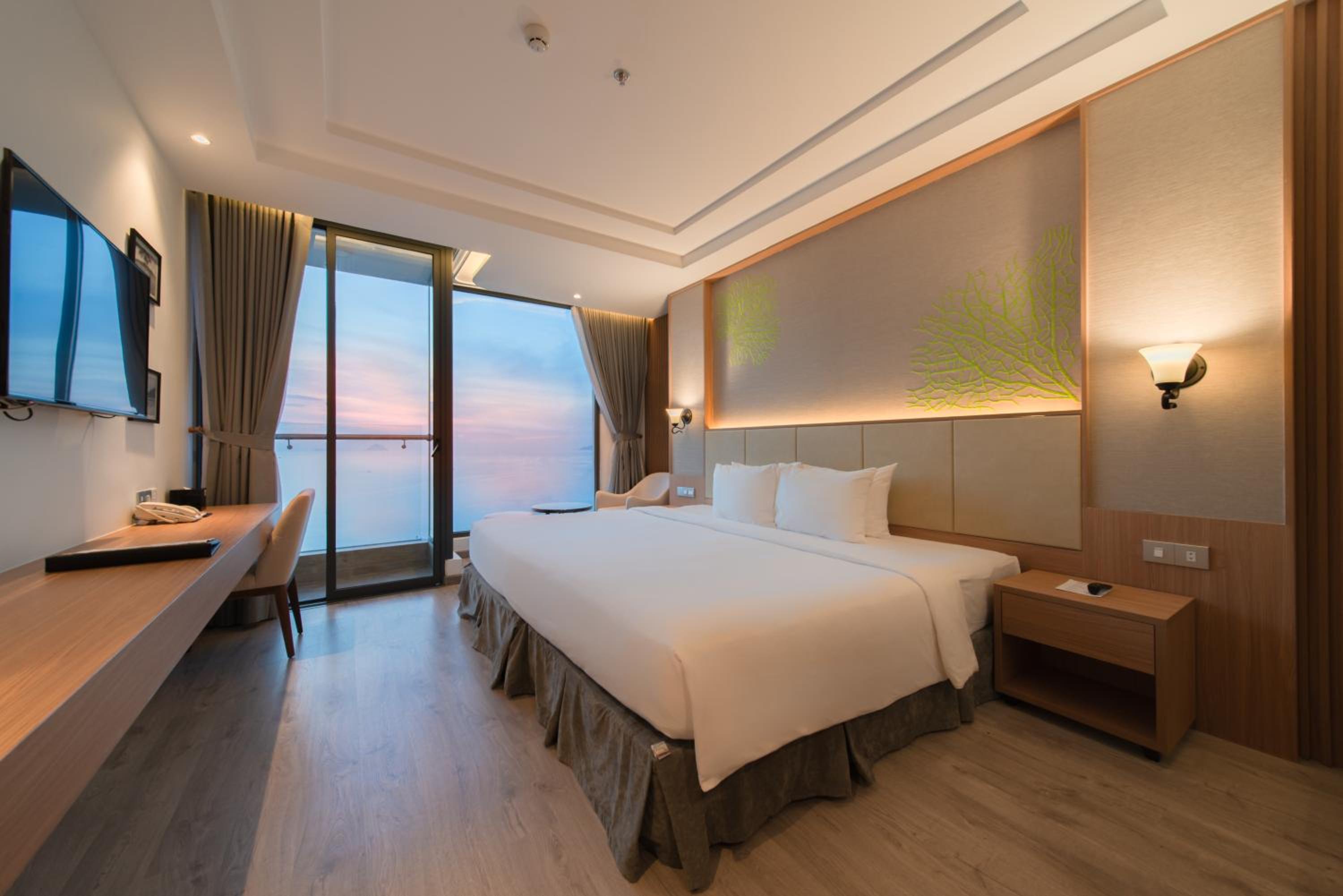 Deluxe Double Room with Balcony and Ocean View photo 3
