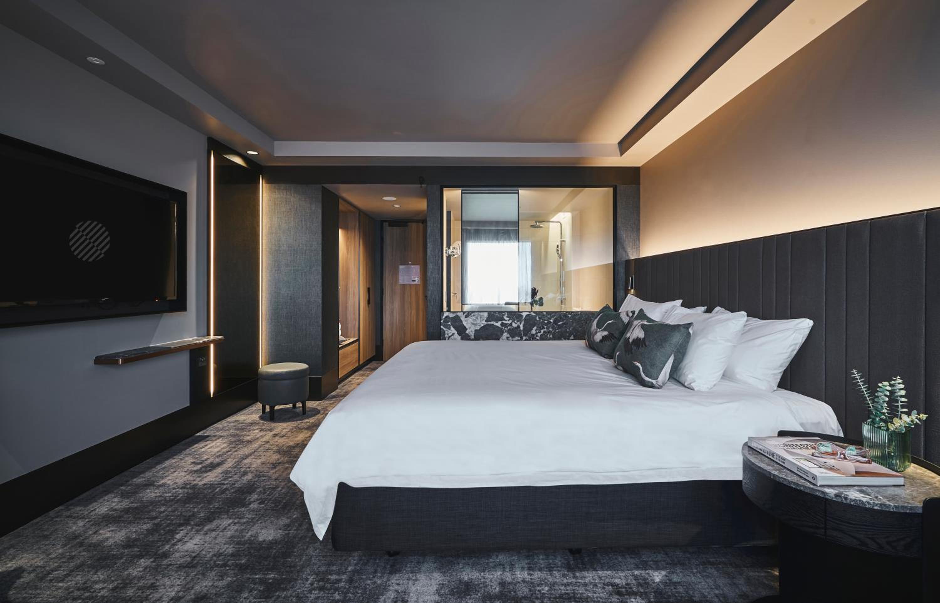 Deluxe Executive King Room with Lounge Access - High Floor - Photo 6