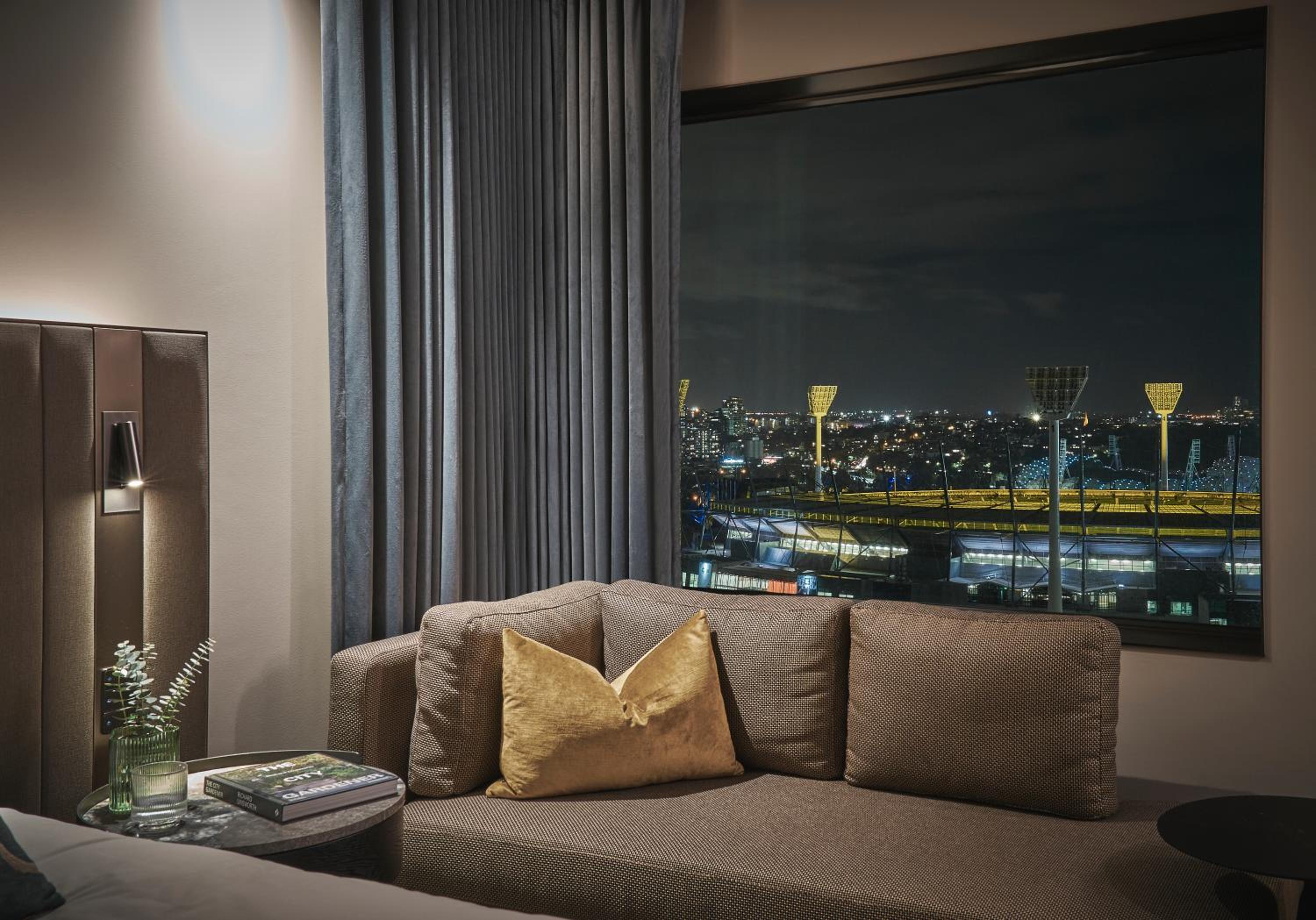 Deluxe Executive King Room with Lounge Access - High Floor - Photo 8