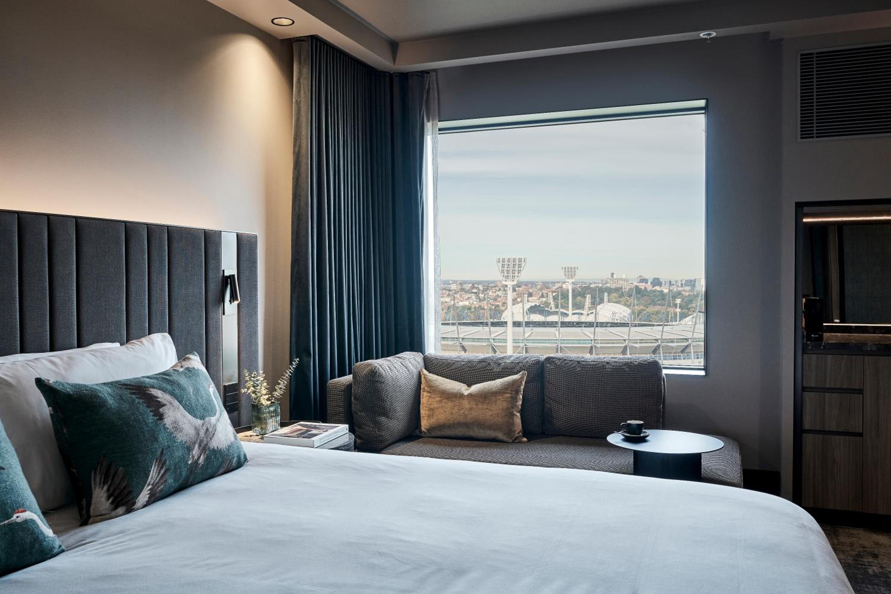 Deluxe Executive King Room with Lounge Access - High Floor - Photo 5