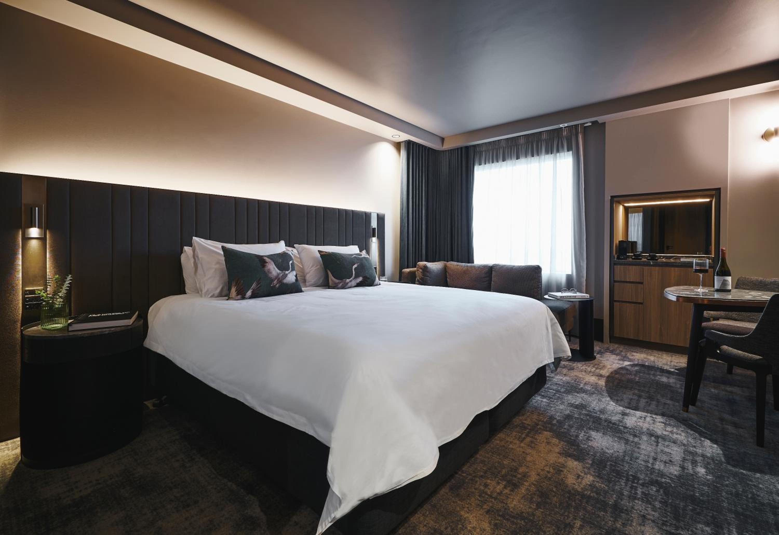Deluxe Executive King Room with Lounge Access - High Floor - Photo 9