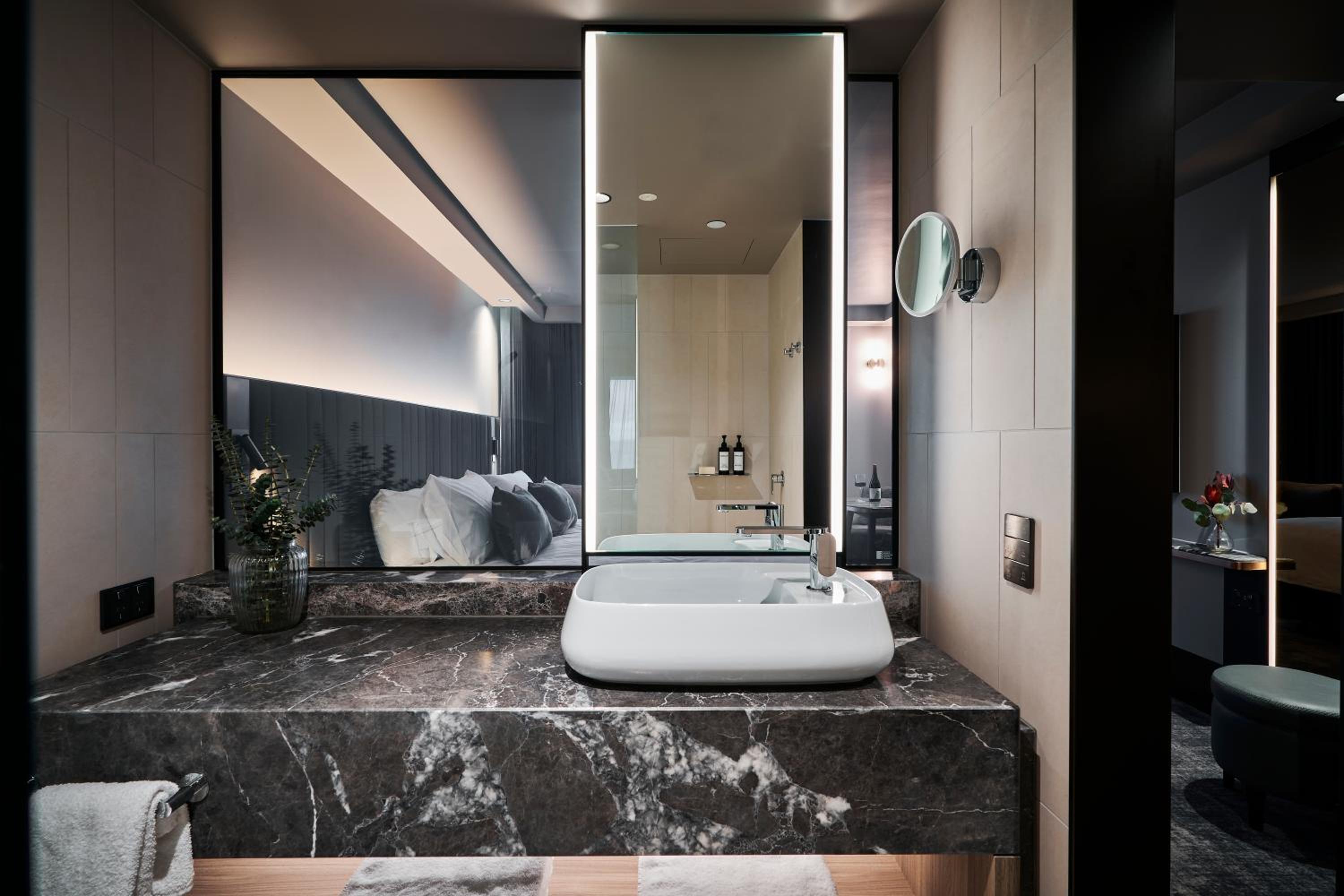 Deluxe Executive King Room with Lounge Access - High Floor - Photo 7