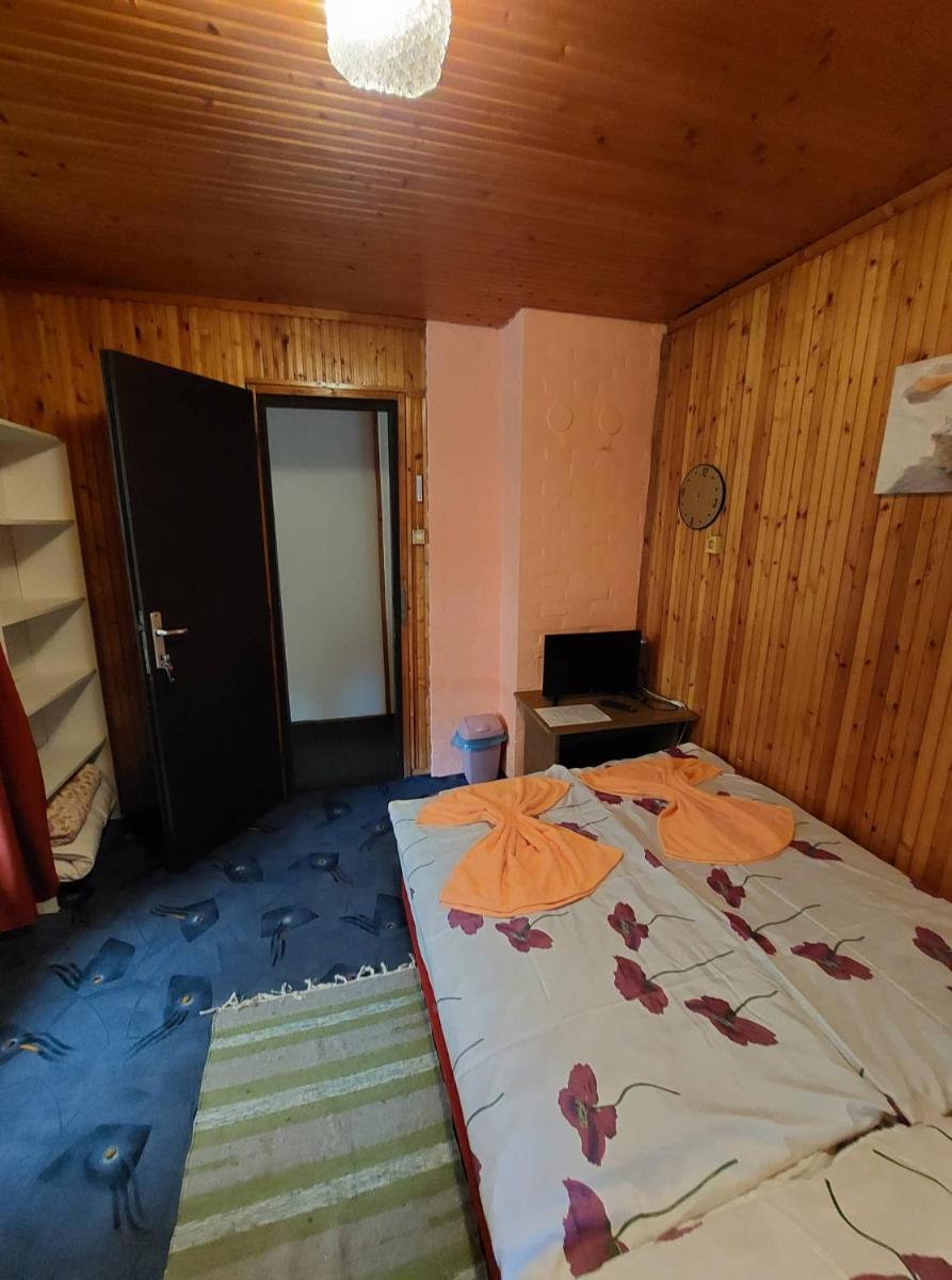 Double Room with Shared Bathroom photo 3