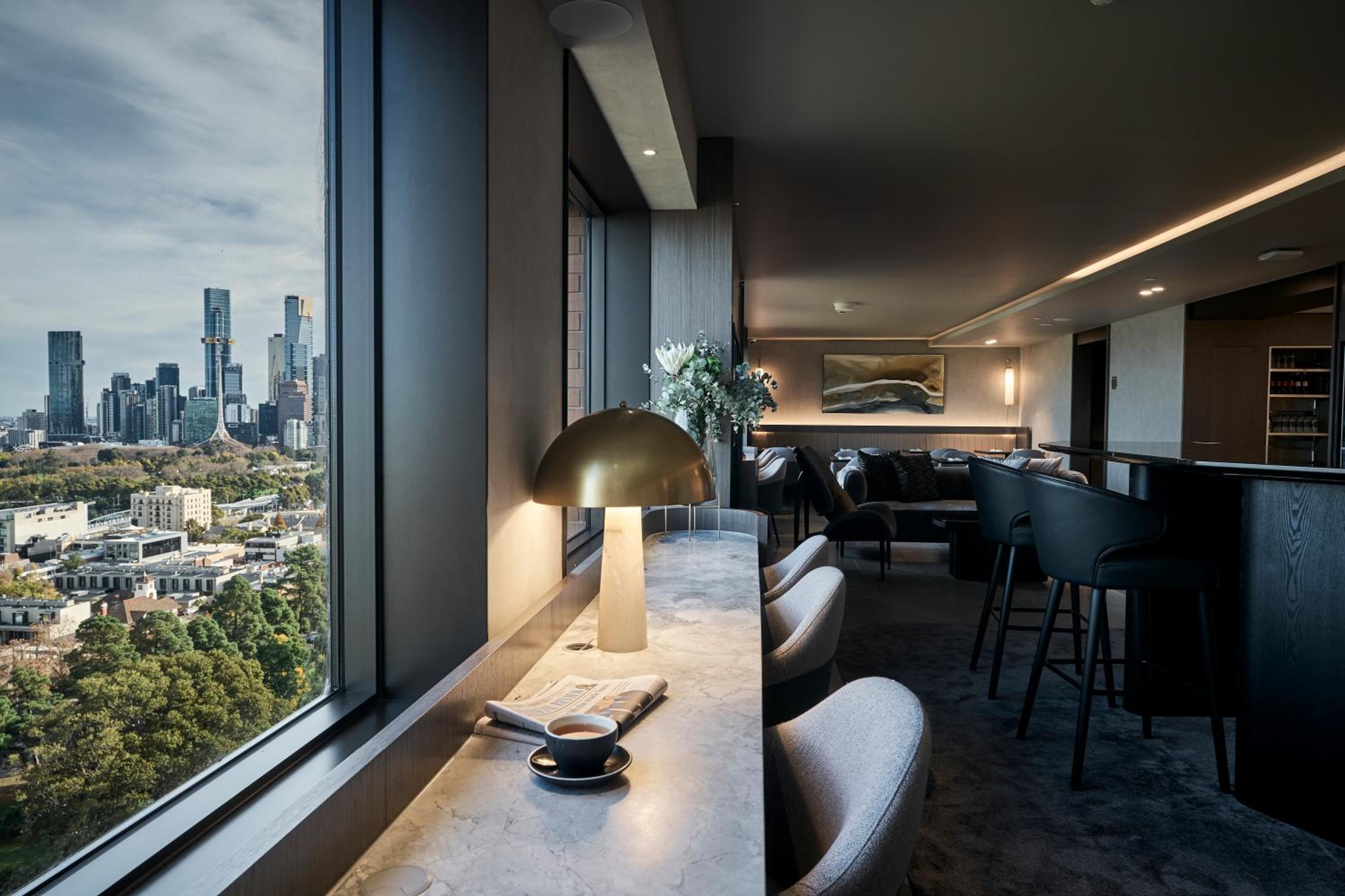 Deluxe Executive King Room with Lounge Access - High Floor - Photo 2