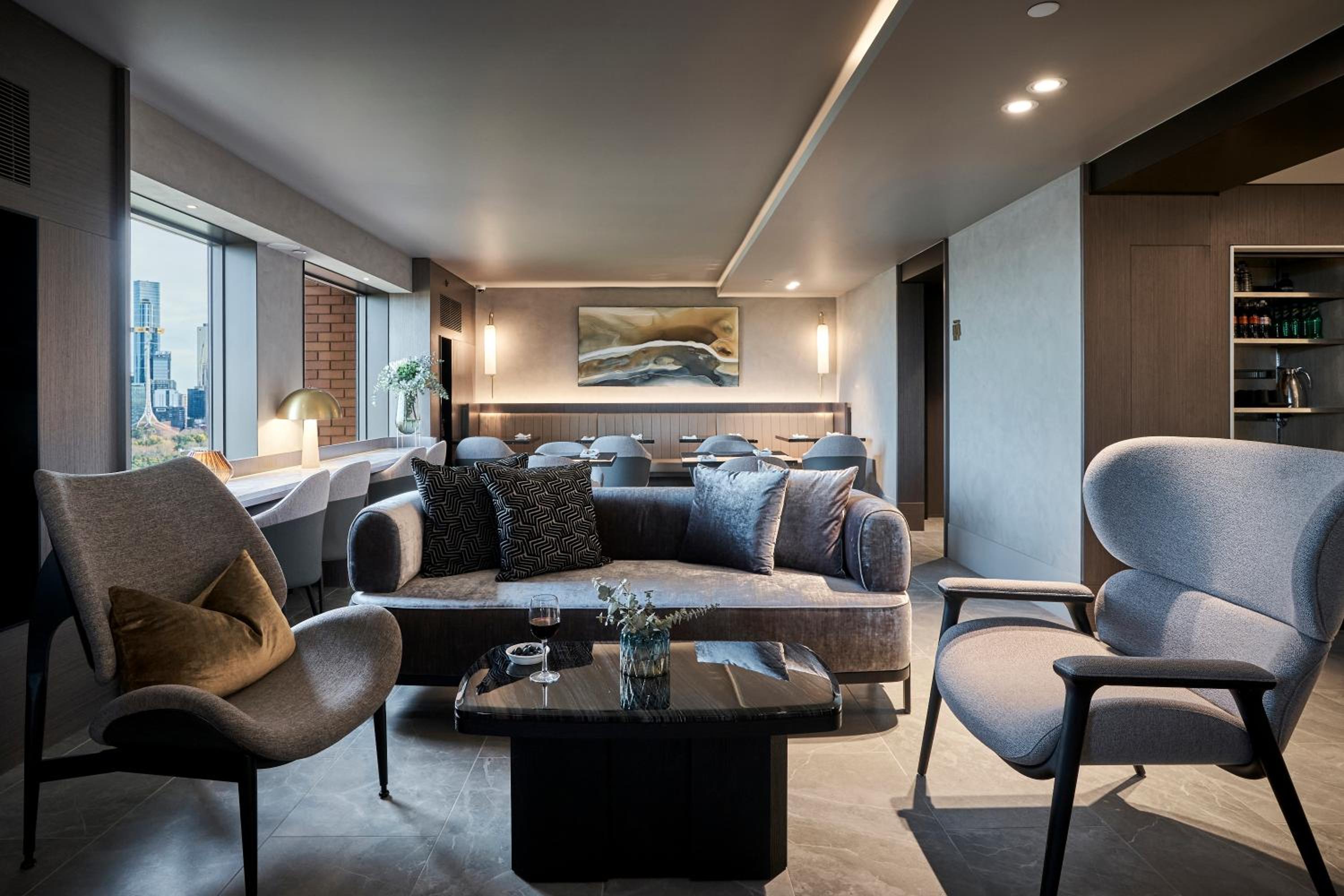 Deluxe Executive King Room with Lounge Access - High Floor - Photo 3