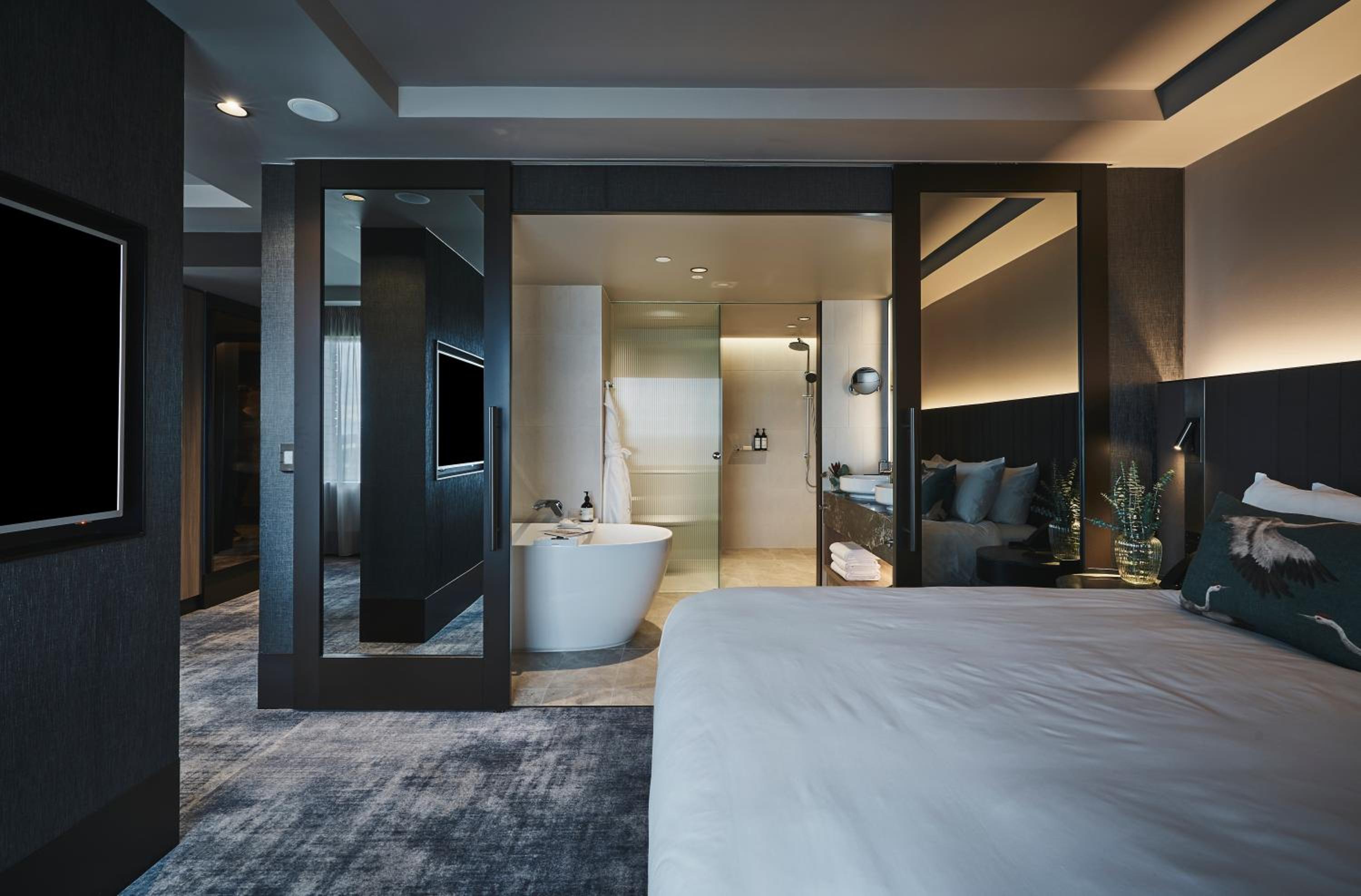 Superior King Suite with City and Garden View - Photo 10