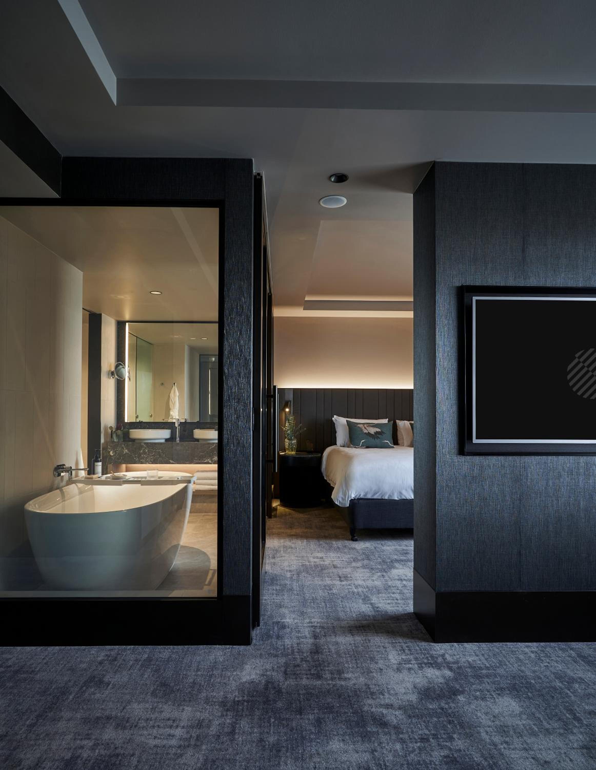 Superior King Suite with City and Garden View - Photo 4