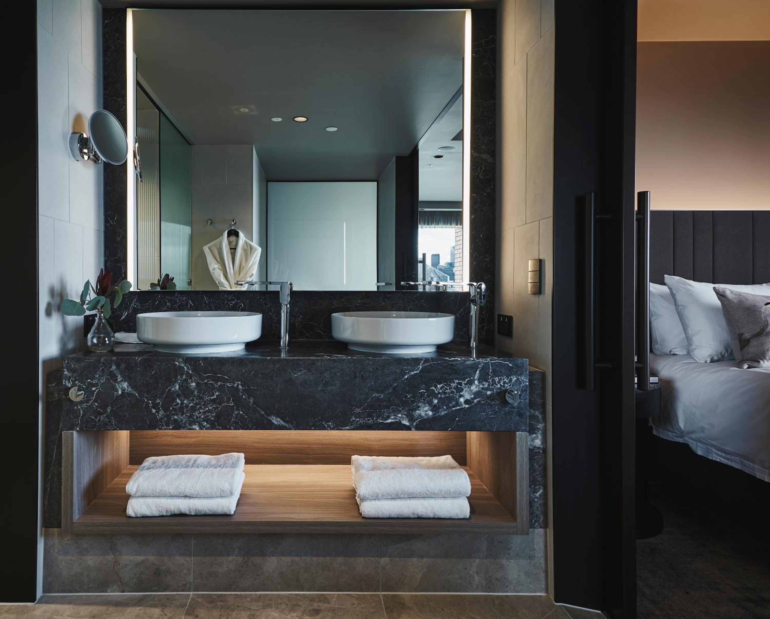 Superior King Suite with City and Garden View - Photo 11