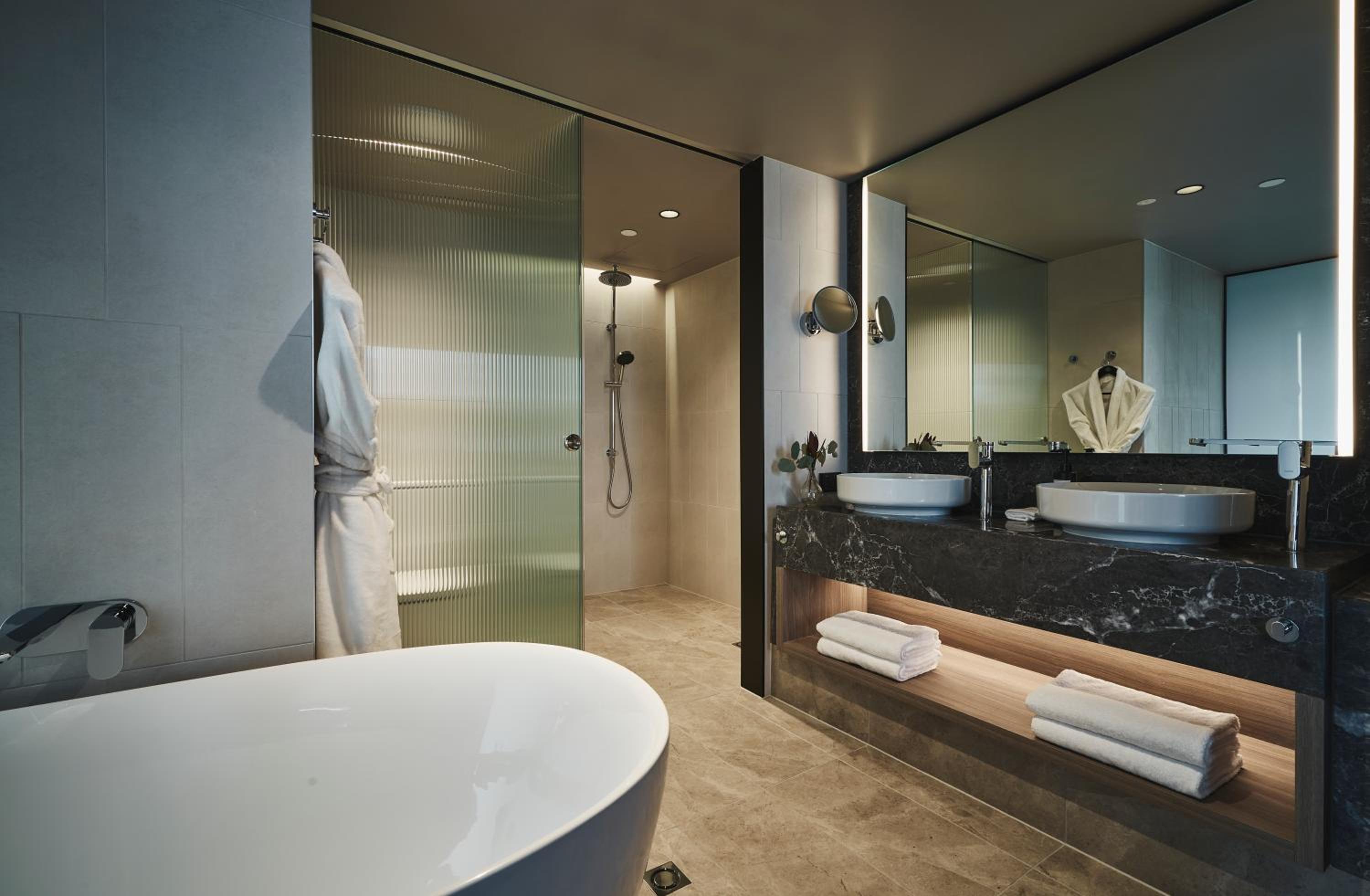 Superior King Suite with City and Garden View - Photo 3