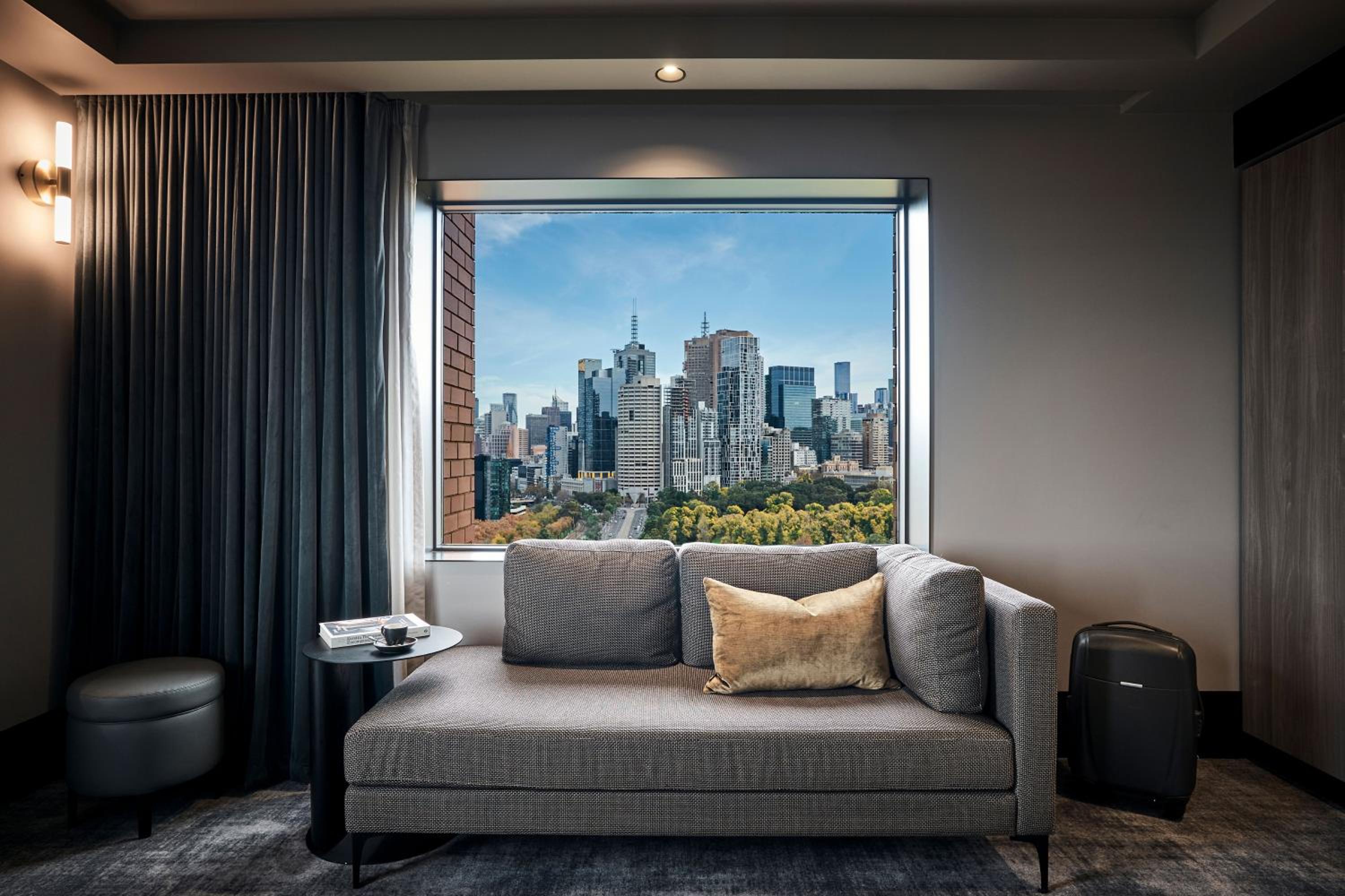 Deluxe Executive Suite with One King Bed and Lounge Access - High Floor Views - Photo 16