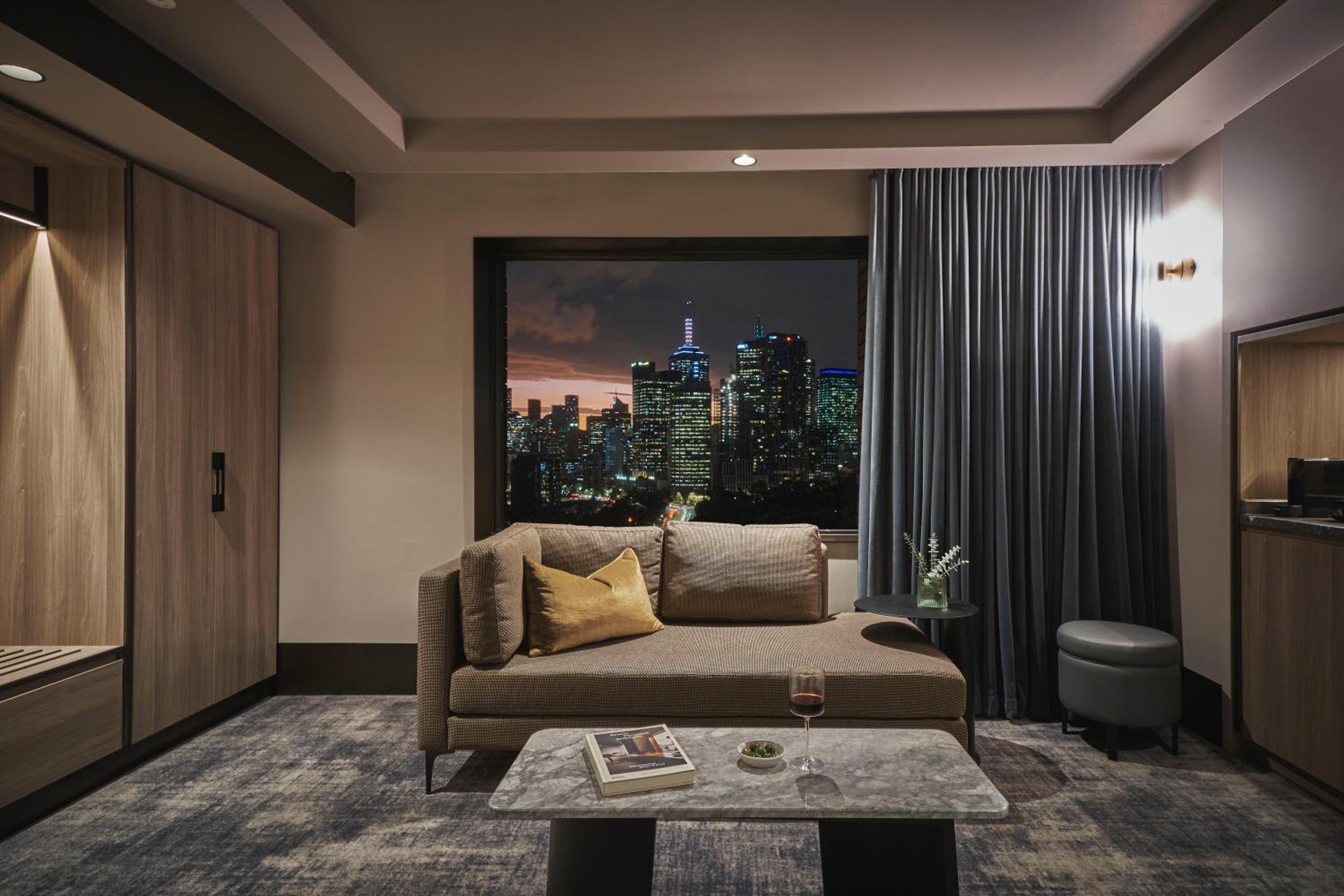 Deluxe Executive Suite with One King Bed and Lounge Access - High Floor Views - Photo 15