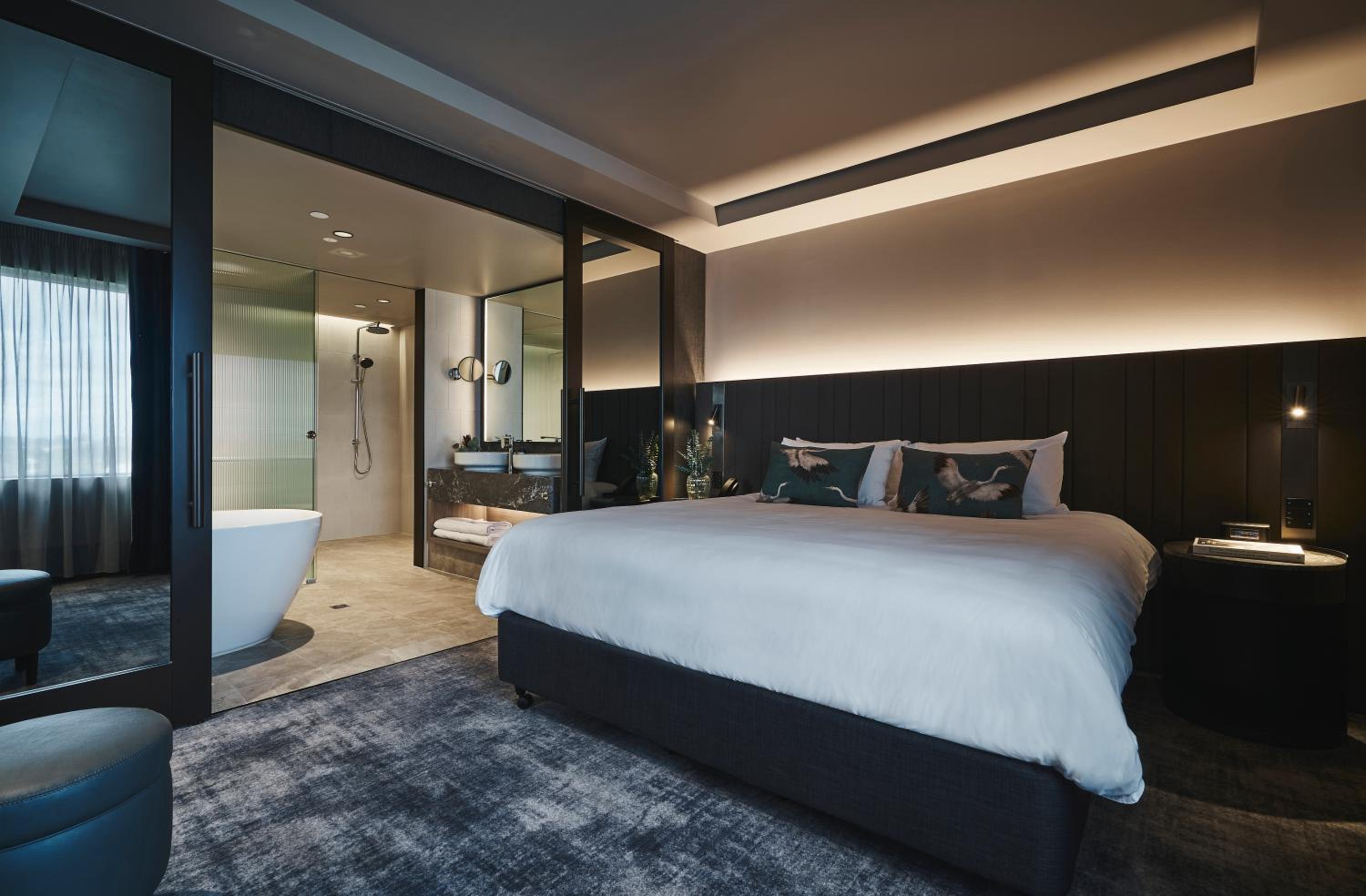 Deluxe Executive Suite with One King Bed and Lounge Access - High Floor Views - Photo 13