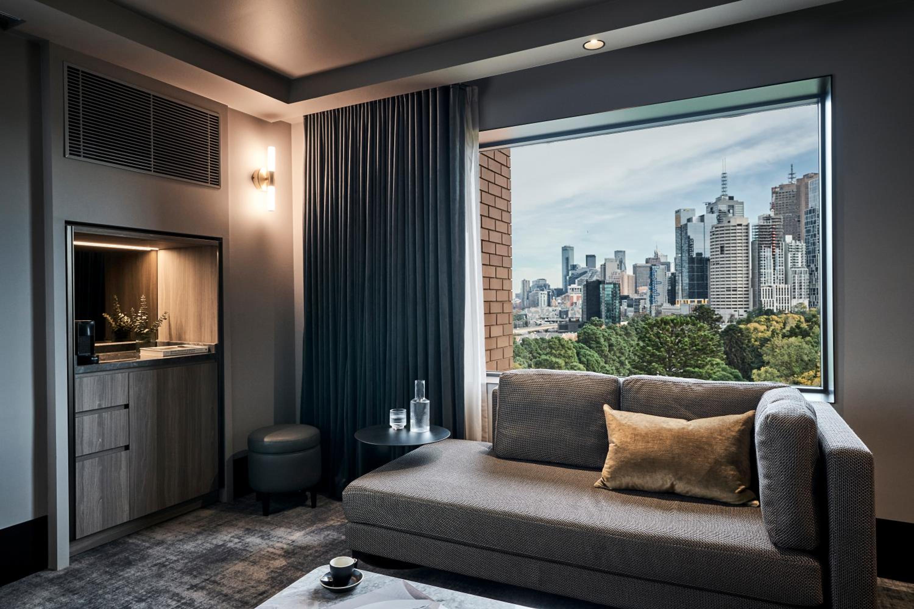 Deluxe Executive Suite with One King Bed and Lounge Access - High Floor Views - Photo 11