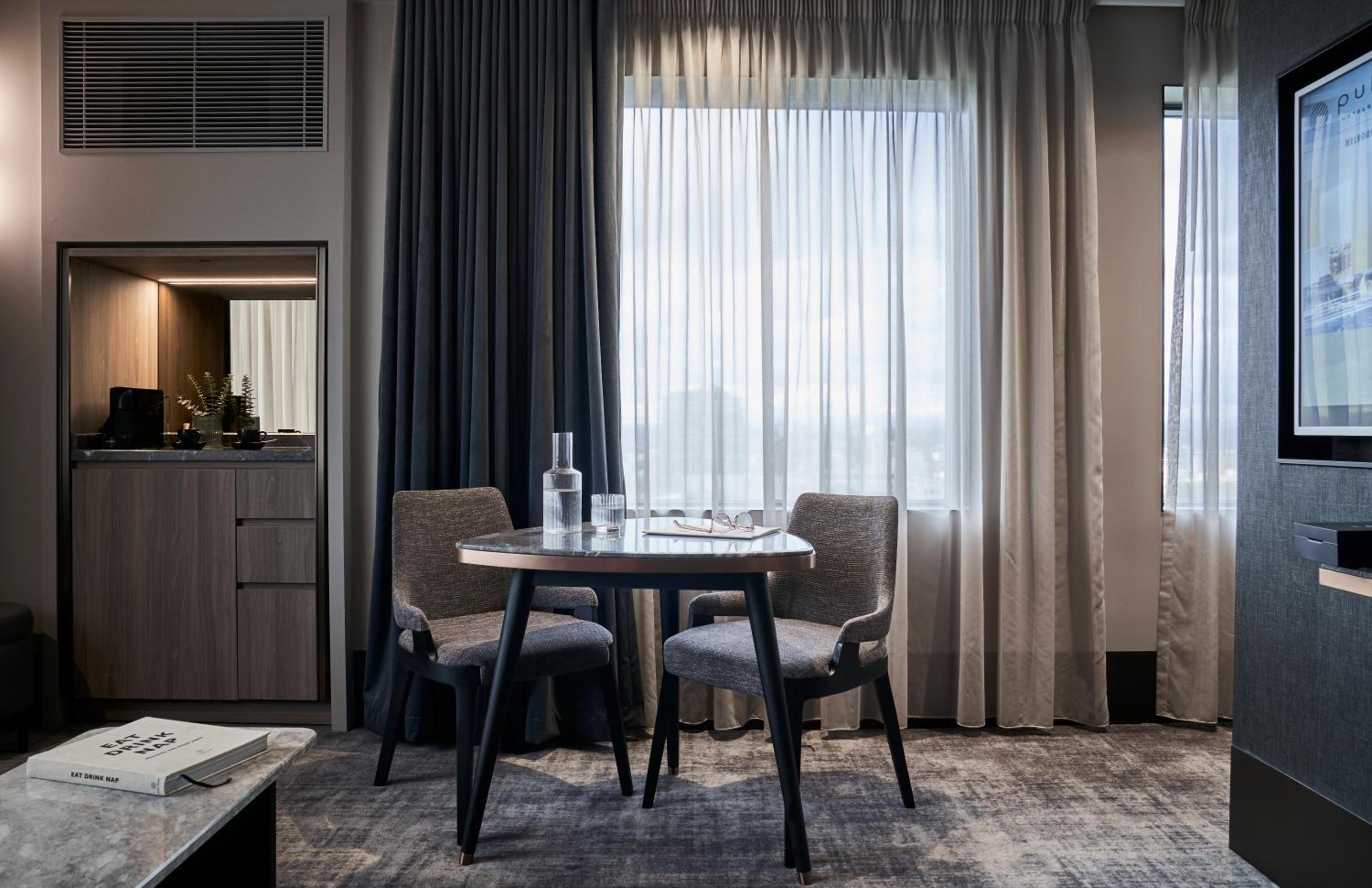 Deluxe Executive Suite with One King Bed and Lounge Access - High Floor Views - Photo 12