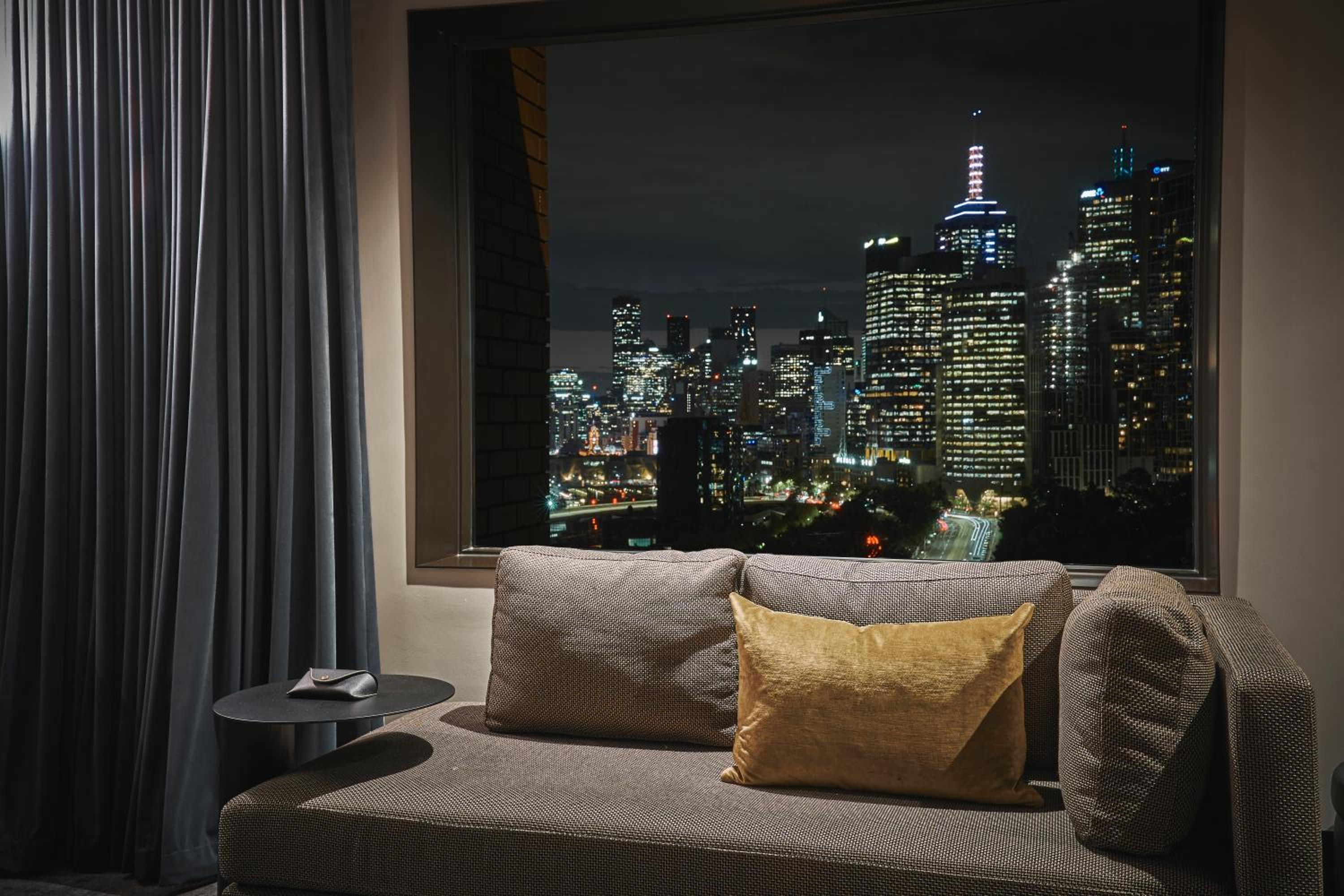 Deluxe Executive Suite with One King Bed and Lounge Access - High Floor Views - Photo 10
