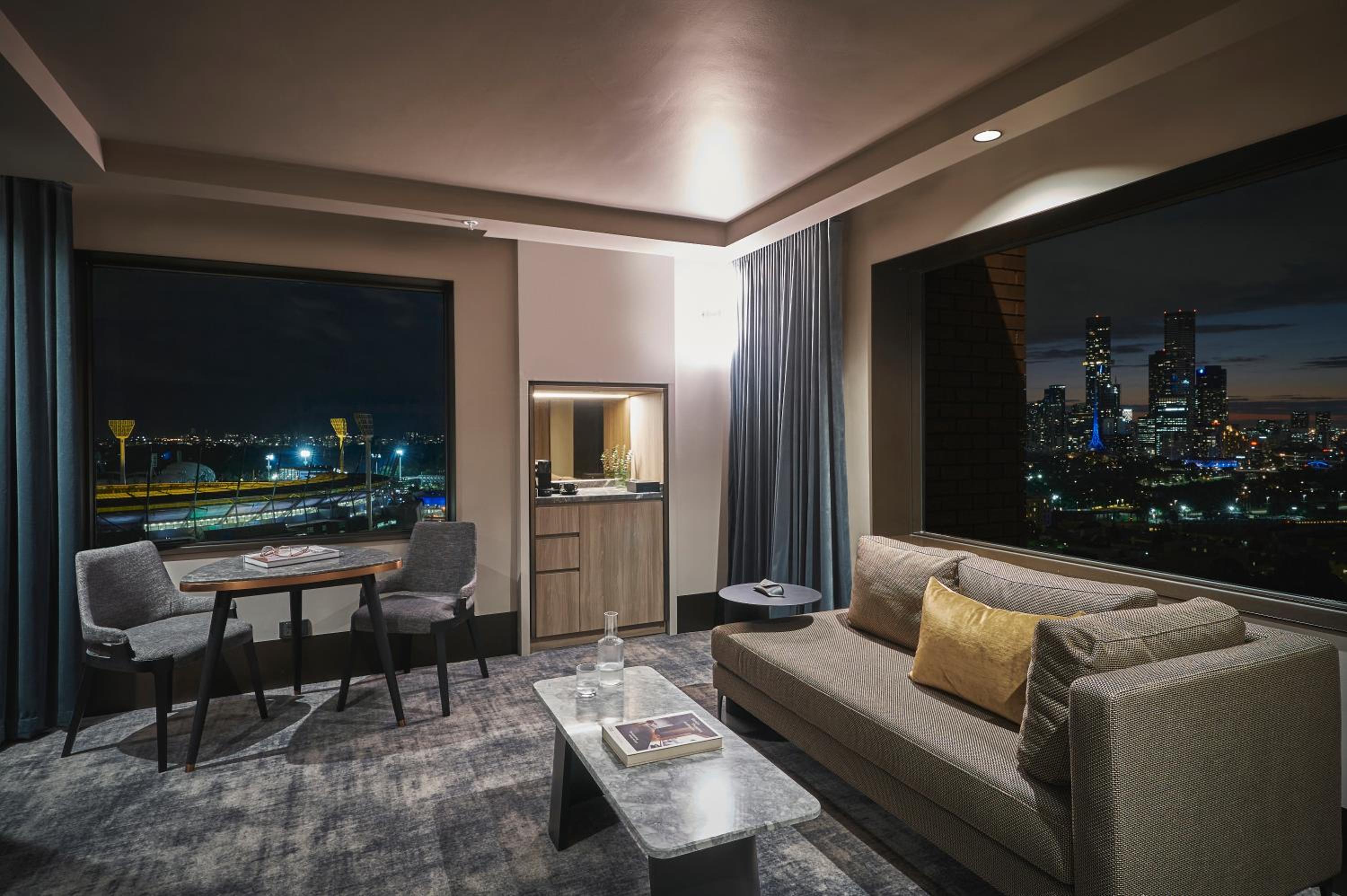 Deluxe Executive Suite with One King Bed and Lounge Access - High Floor Views - Photo 8