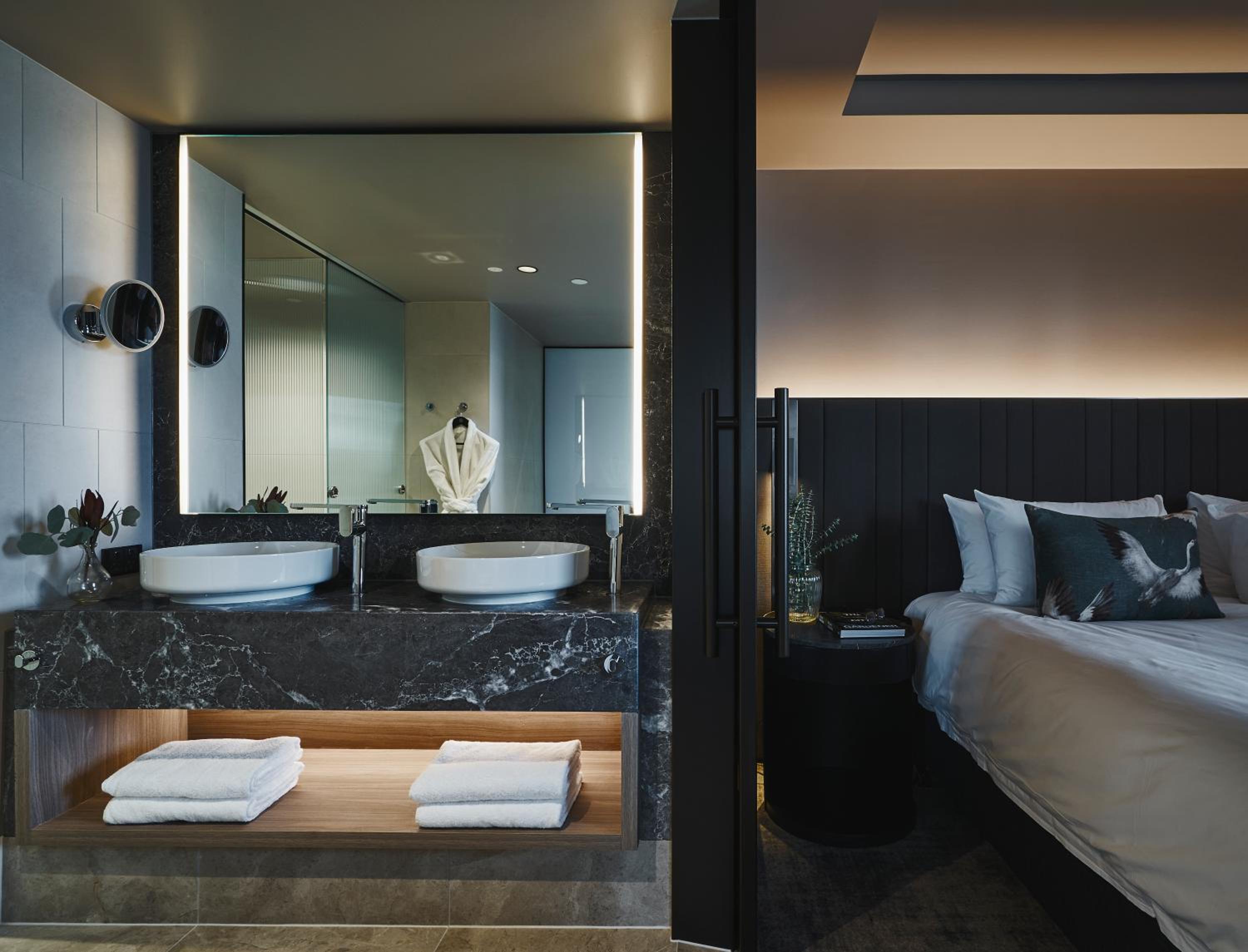 Deluxe Executive Suite with One King Bed and Lounge Access - High Floor Views - Photo 5