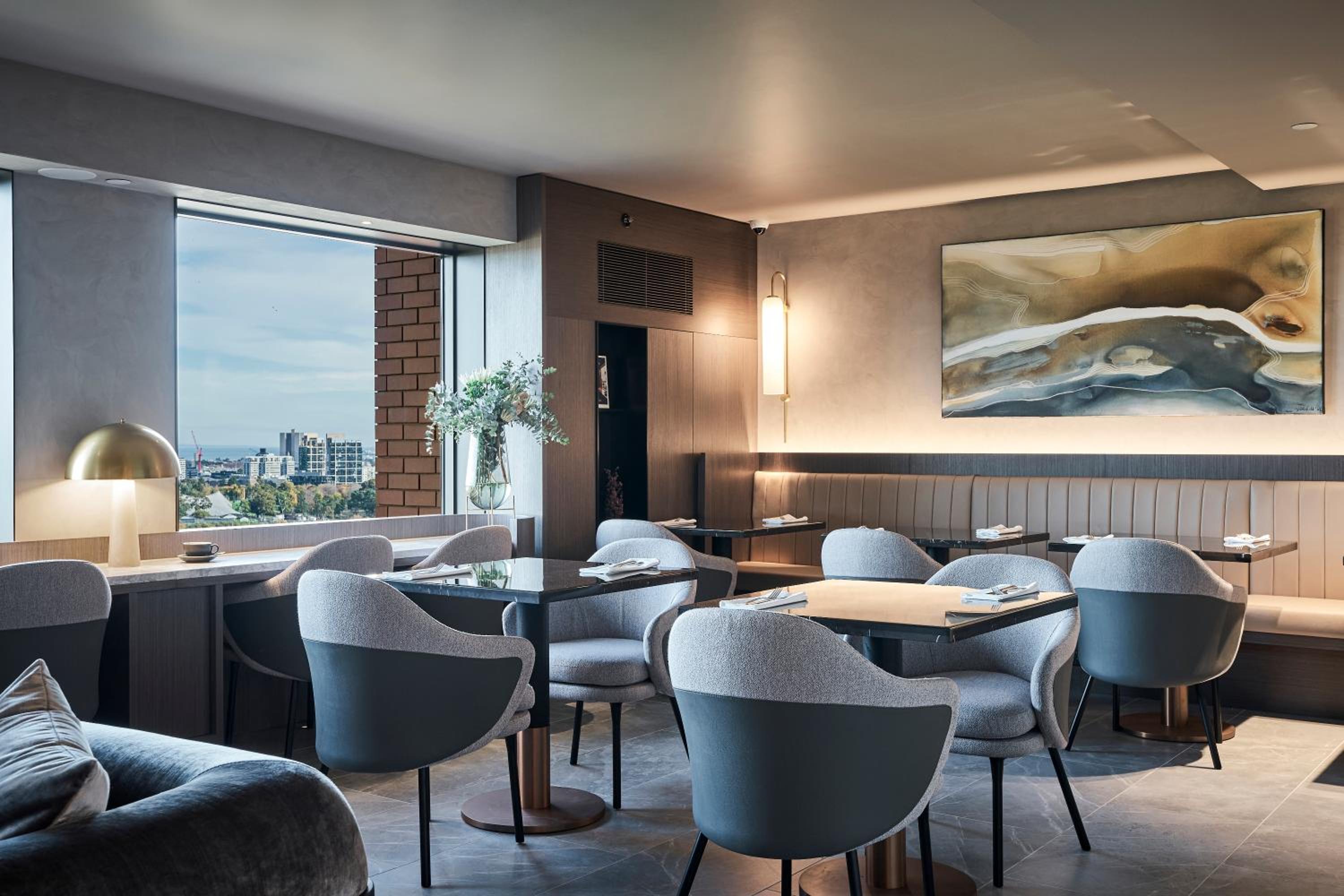 Deluxe Executive Suite with One King Bed and Lounge Access - High Floor Views - Photo 2