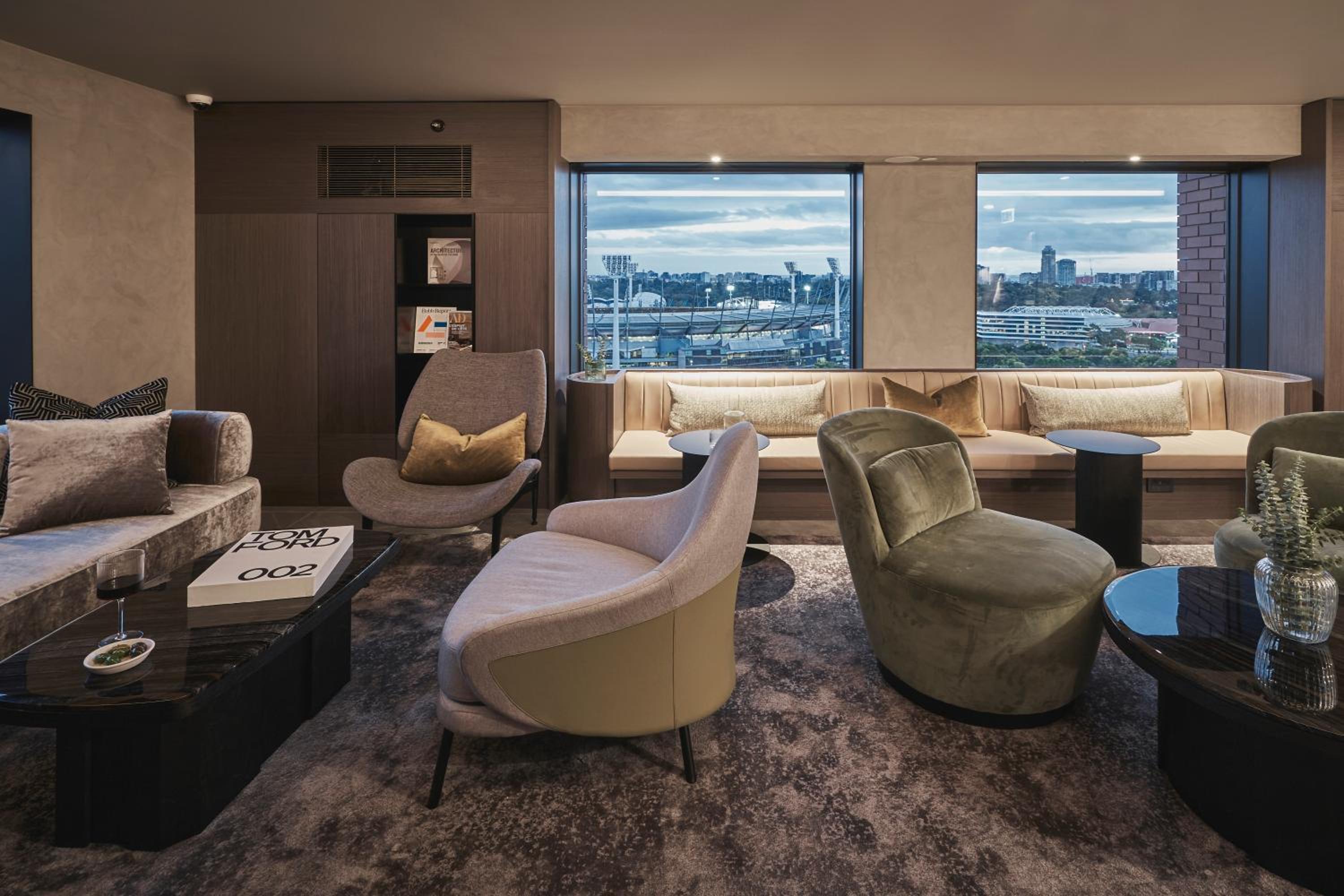 Deluxe Executive Suite with One King Bed and Lounge Access - High Floor Views - Photo 3