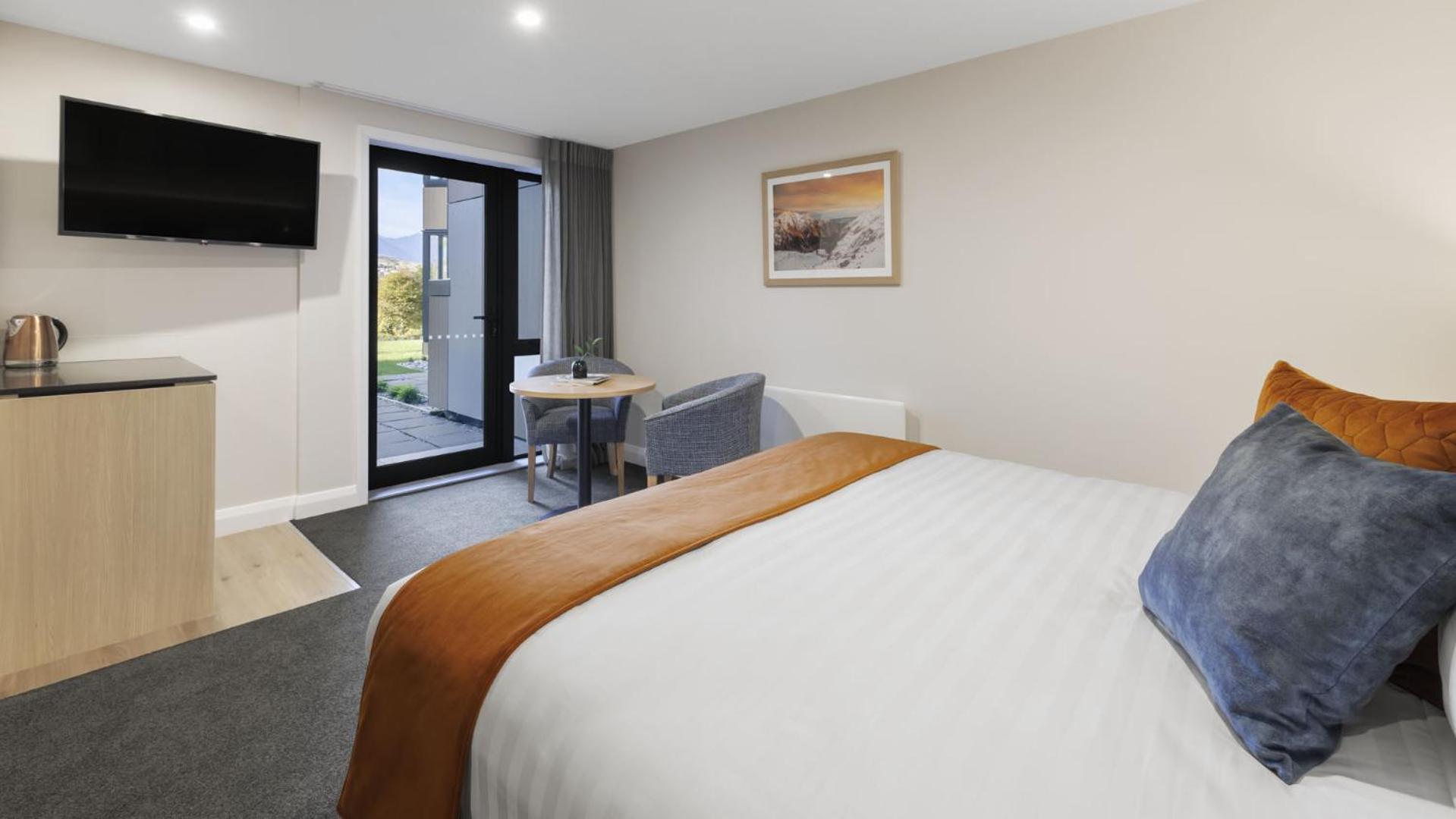 Hotel Room - Photo 3