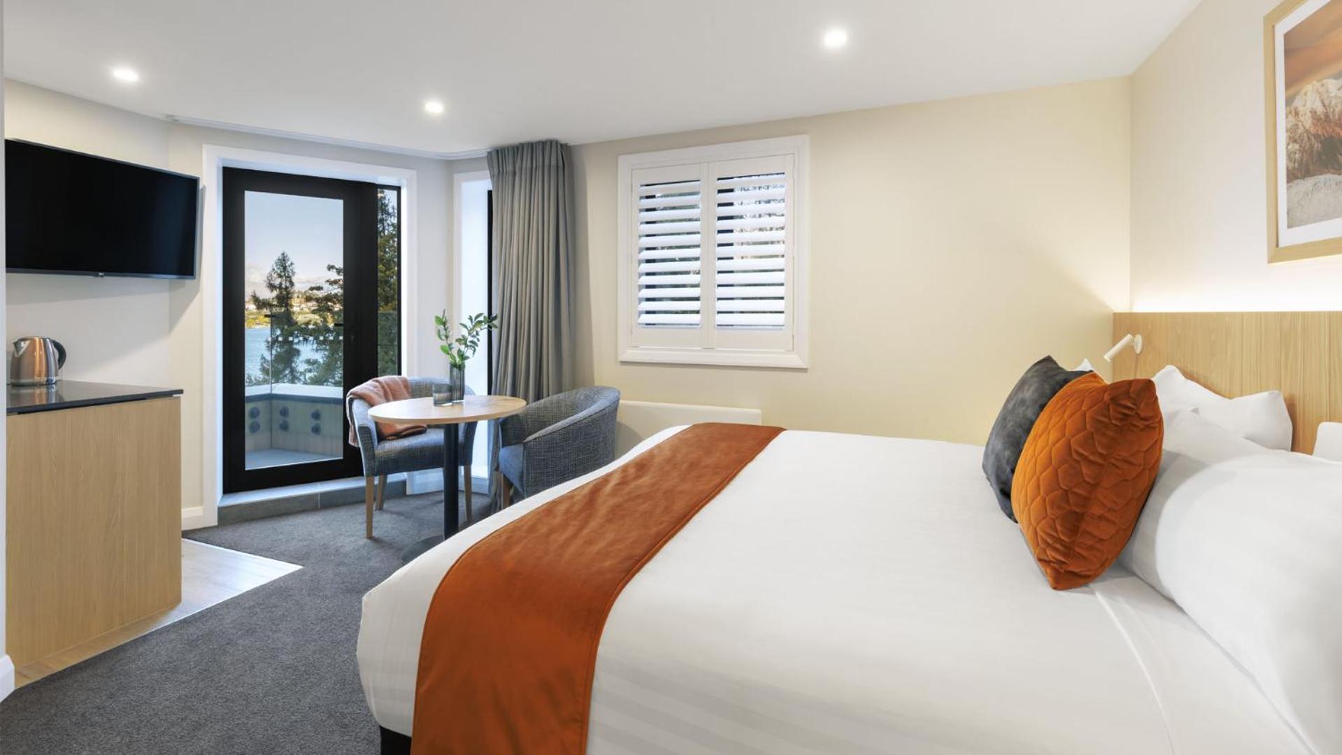 Hotel Room - Photo 2