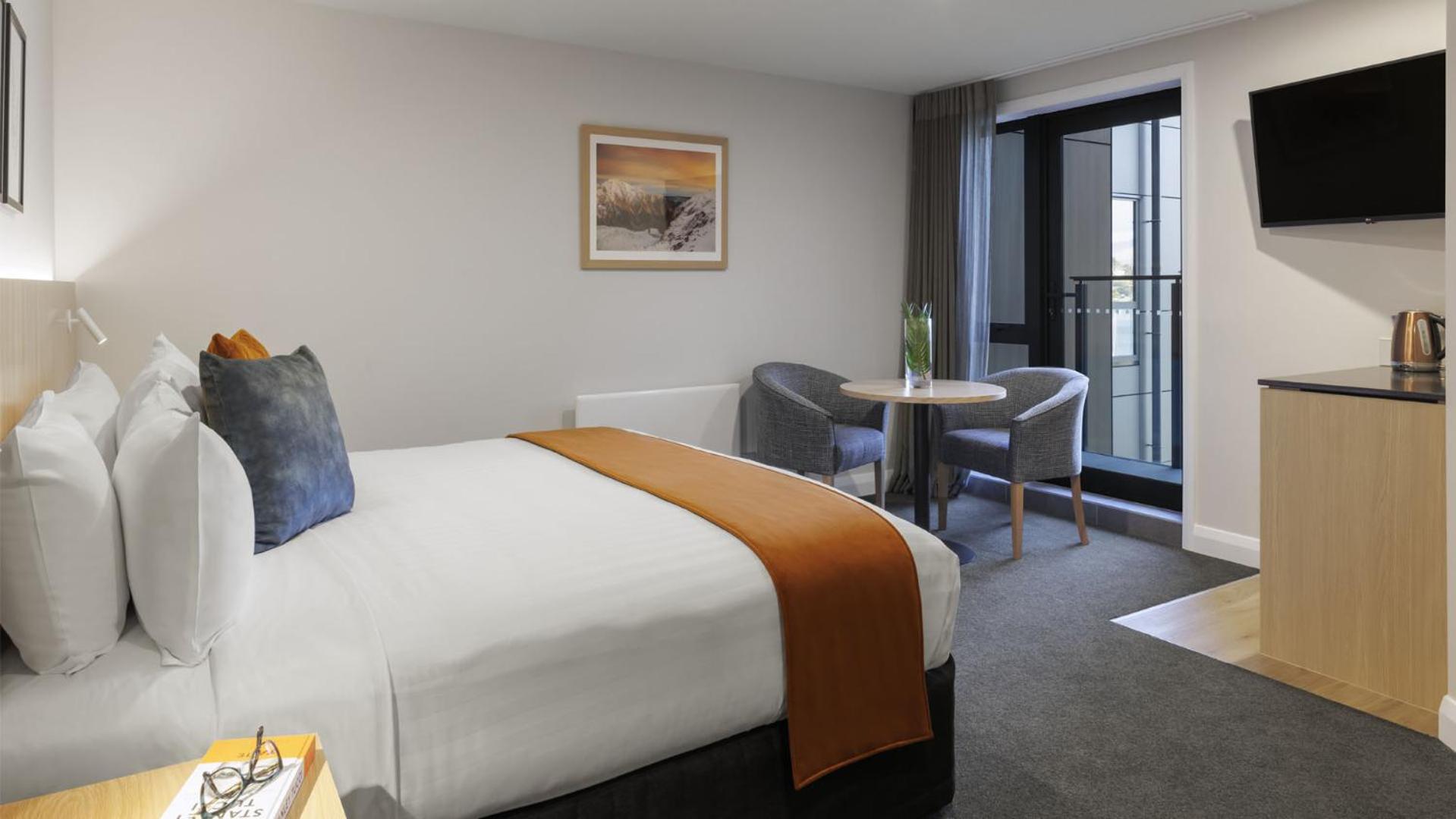 Hotel Room - Photo 1