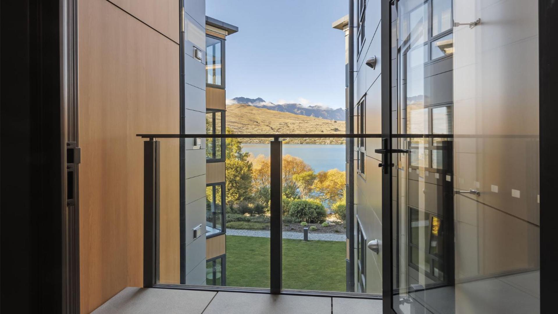 Three Bedroom Lake View Apartment - Photo 13
