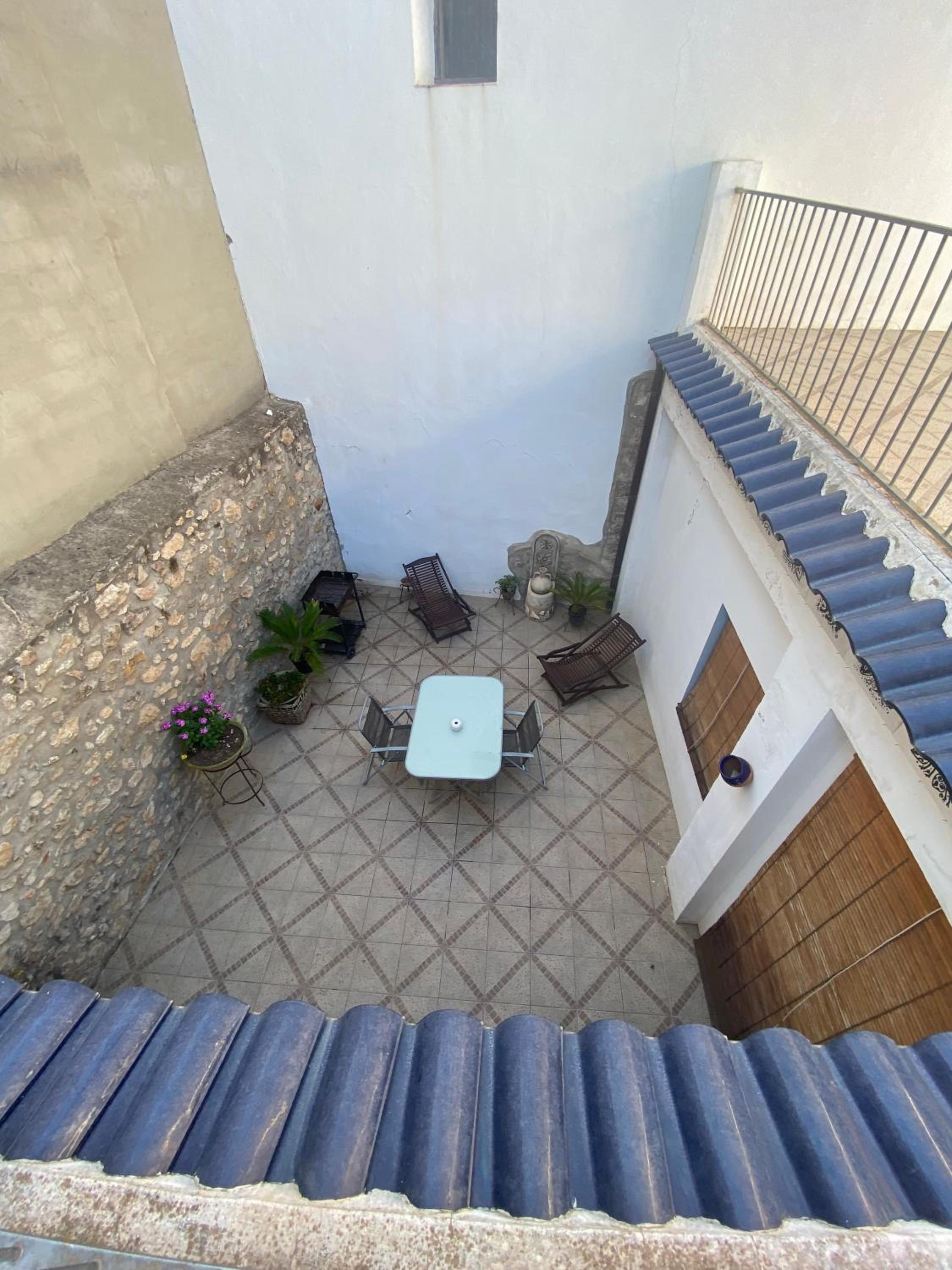 Six-Bedroom House photo 3