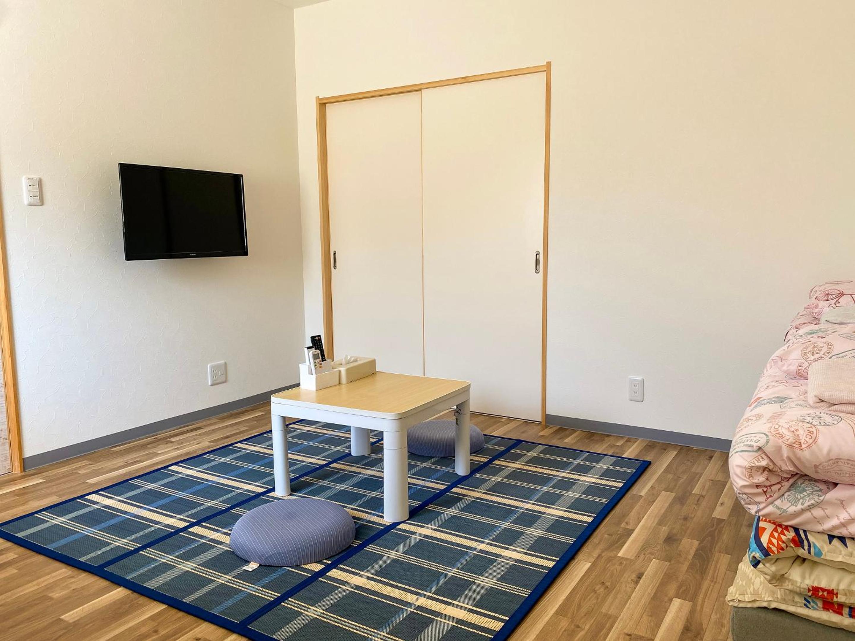 Family Room with Shared Bathroom photo 3