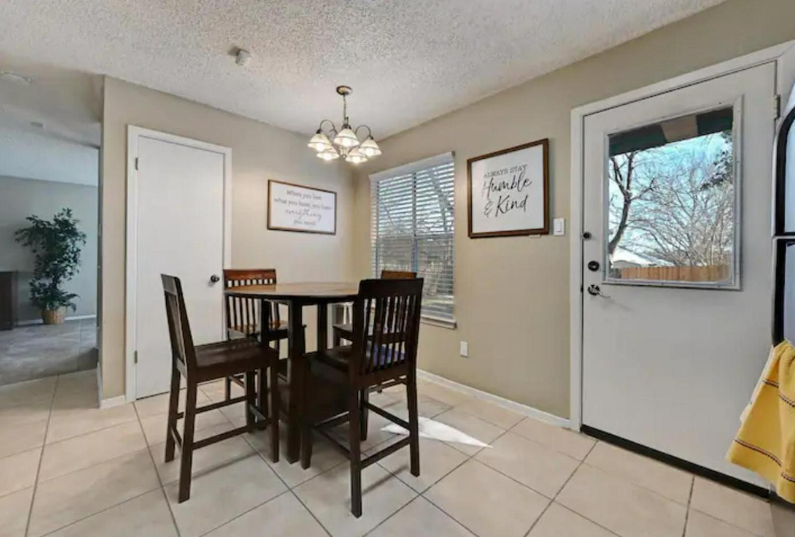 Three-Bedroom House photo 3