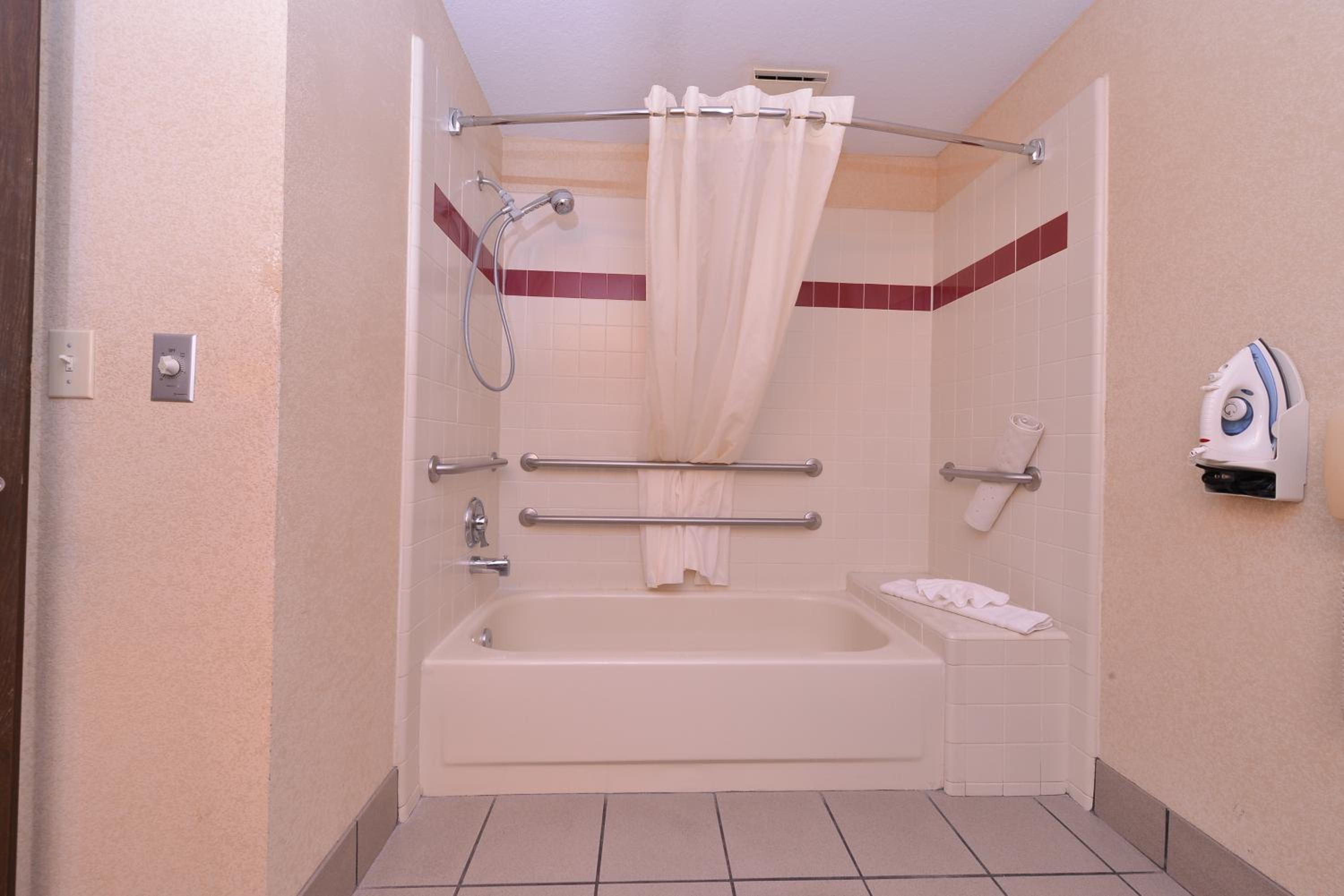Single Queen Suite - Photo 4