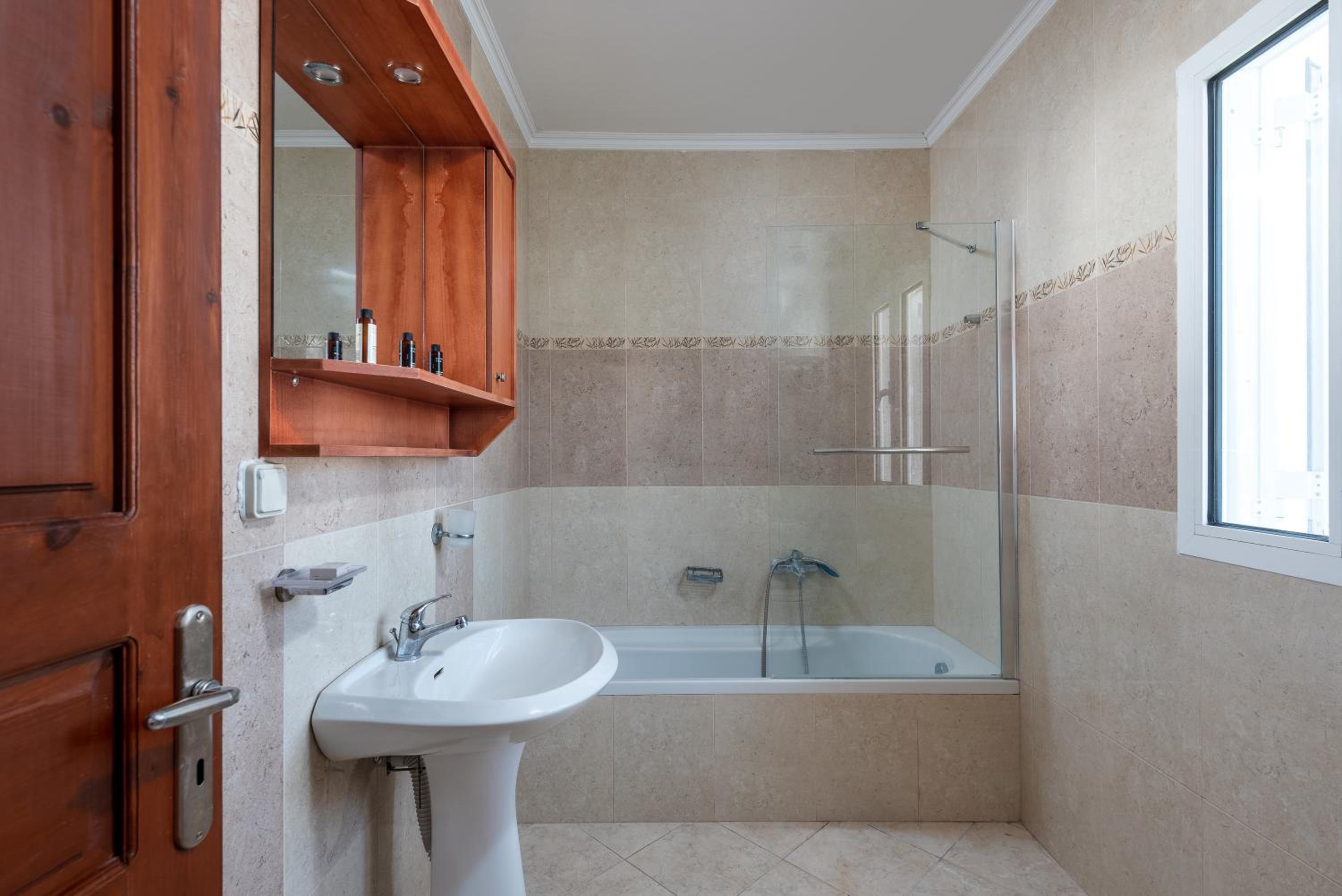 Junior Suite with Pool View - Photo 5